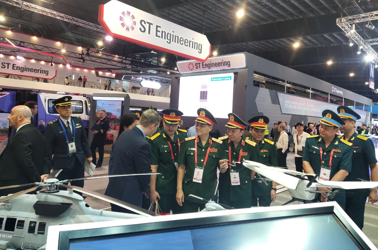 Đoàn Bộ Quốc phòng Việt Nam tham quan khu trưng bày sản phẩm tại Singapore Airshow lần thứ 9. Đoàn Bộ Quốc phòng Việt Nam tham quan khu trưng bày sản phẩm tại Singapore Airshow lần thứ 9.