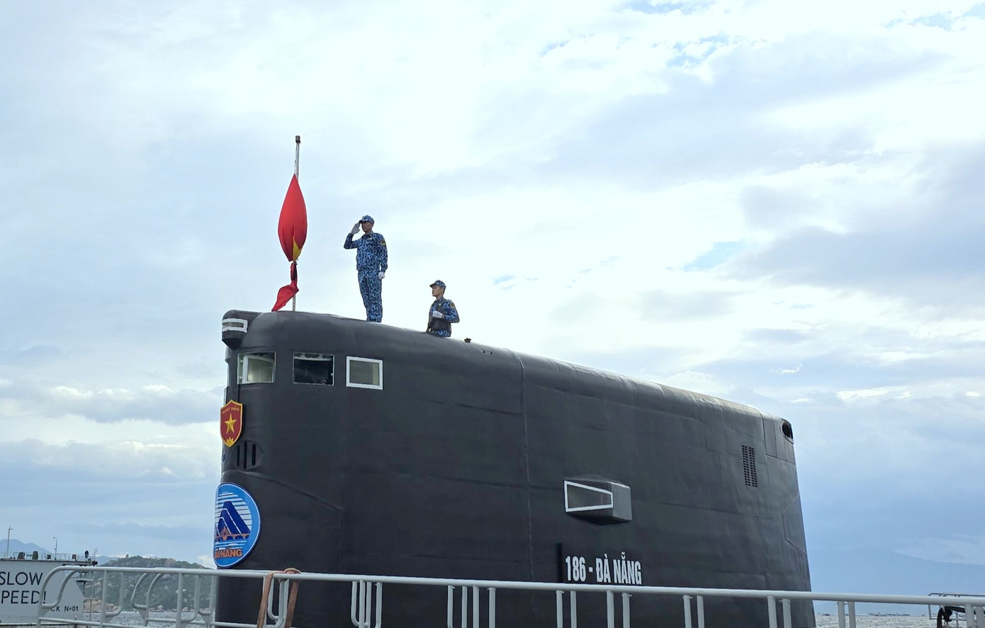 Tàu ngầm 186 - Đà Nẵng tổ chức treo cờ rủ trong thời gian diễn ra Lễ Quốc tang Tổng Bí thư Nguyễn Phú Trọng.