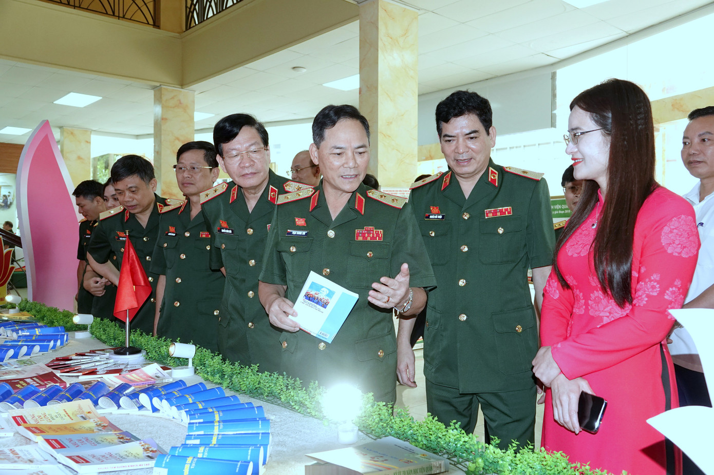 Trung tướng Phạm Trường Sơn - Phó Tổng tham mưu trưởng Quân đội nhân dân Việt Nam, cùng các đại biểu tham quan khu trưng bày tại đại hội. Trung tướng Phạm Trường Sơn - Phó Tổng tham mưu trưởng Quân đội nhân dân Việt Nam, cùng các đại biểu tham quan khu trưng bày tại đại hội.