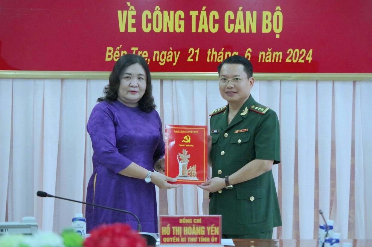 Quyền Bí thư Tỉnh ủy Bến Tre trao Quyết định chỉ định giữ chức vụ Bí thư Đảng ủy Bộ đội Biên phòng Bến Tre, nhiệm kỳ 2020-2025, đối với Thượng tá Đoàn Ngọc Báu. Ảnh: Lê Khoa Quyền Bí thư Tỉnh ủy Bến Tre trao Quyết định chỉ định giữ chức vụ Bí thư Đảng ủy Bộ đội Biên phòng Bến Tre, nhiệm kỳ 2020-2025, đối với Thượng tá Đoàn Ngọc Báu. Ảnh: Lê Khoa