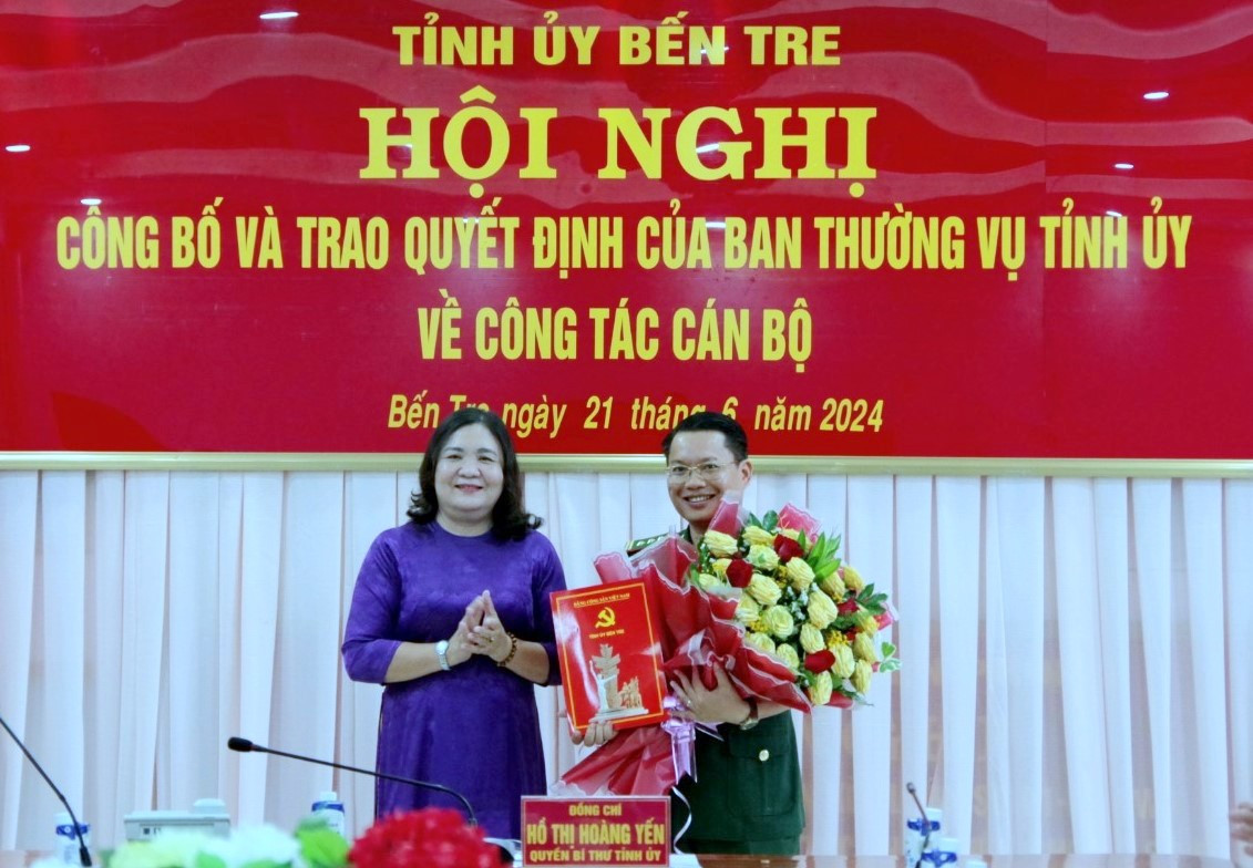 Lãnh đạo Tỉnh ủy Bến Tre trao quyết định và tặng hoa chúc mừng Thượng tá Đoàn Ngọc Báu. Lãnh đạo Tỉnh ủy Bến Tre trao quyết định và tặng hoa chúc mừng Thượng tá Đoàn Ngọc Báu.