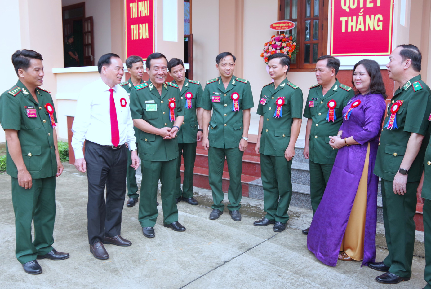 Đoàn công tác Bộ Tư lệnh BĐBP và lãnh đạo Tỉnh ủy, UBND tỉnh Bến Tre cùng các đại biểu trao đổi bên lề đại hội. Ảnh: Lê Khoa Đoàn công tác Bộ Tư lệnh BĐBP và lãnh đạo Tỉnh ủy, UBND tỉnh Bến Tre cùng các đại biểu trao đổi bên lề đại hội. Ảnh: Lê Khoa