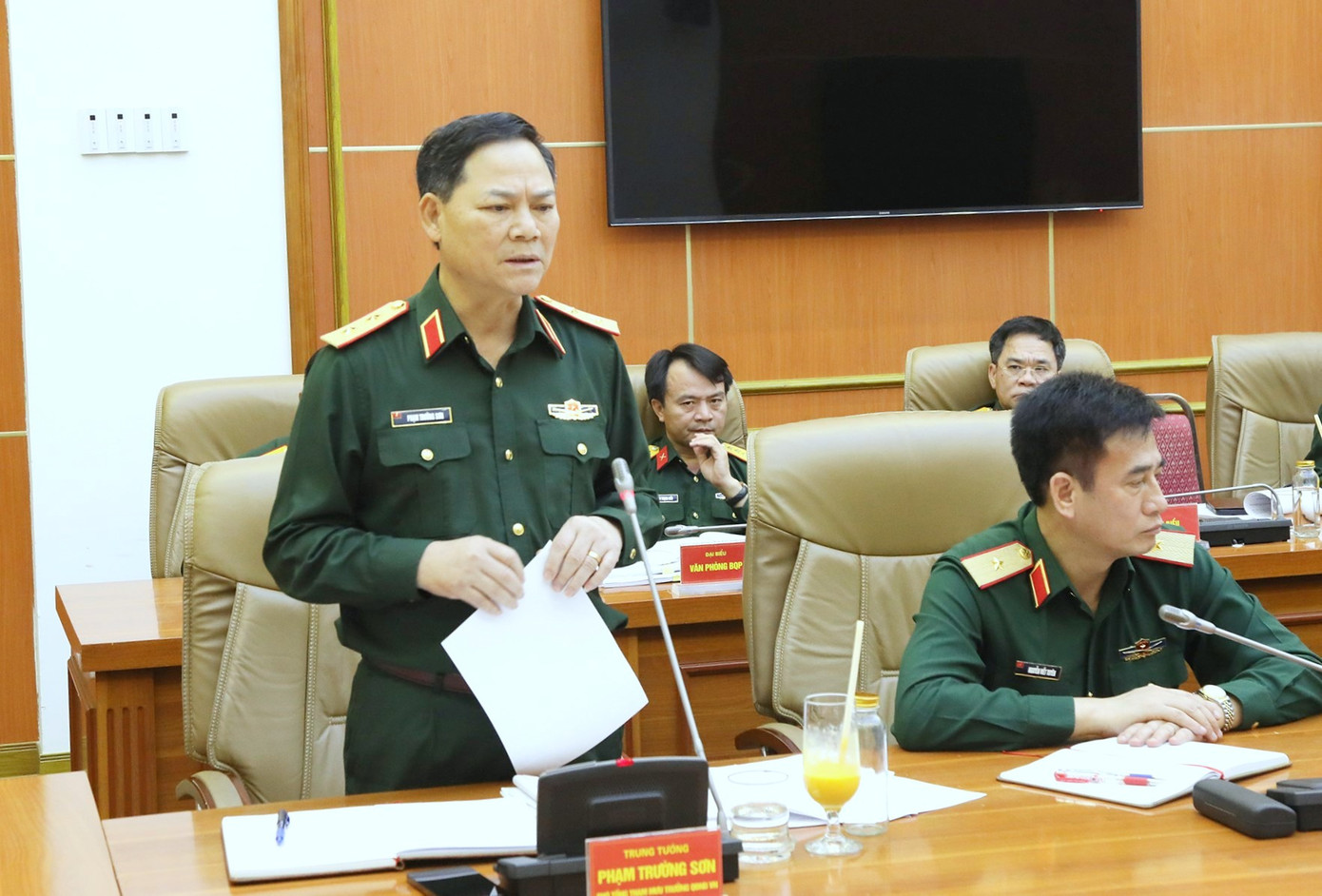 Phó Tổng tham mưu trưởng Phạm Trường Sơn nêu ý kiến về việc đẩy nhanh tiến độ xây dựng sân bay quân sự Phan Thiết.