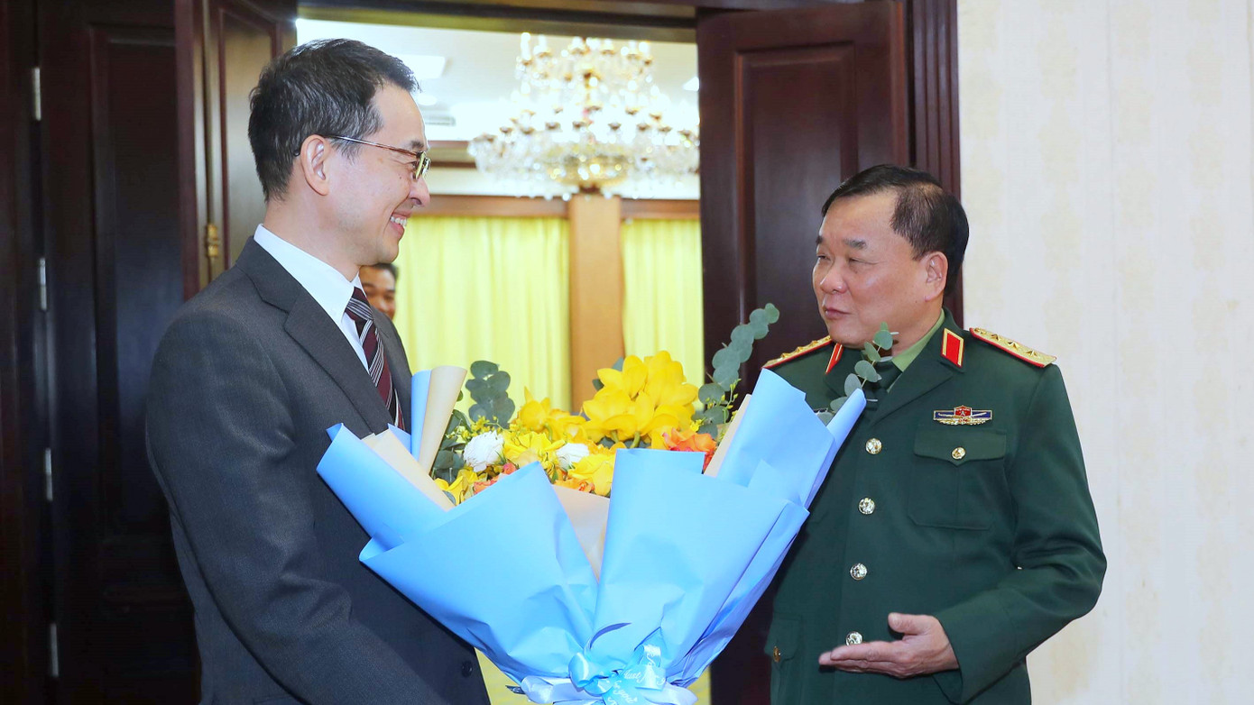 Thứ trưởng Quốc phòng Việt Nam Hoàng Xuân Chiến đón người đồng cấp Serizawa Kiyoshi bên phía Nhật Bản tới dự cuộc đối thoại lần thứ 10.