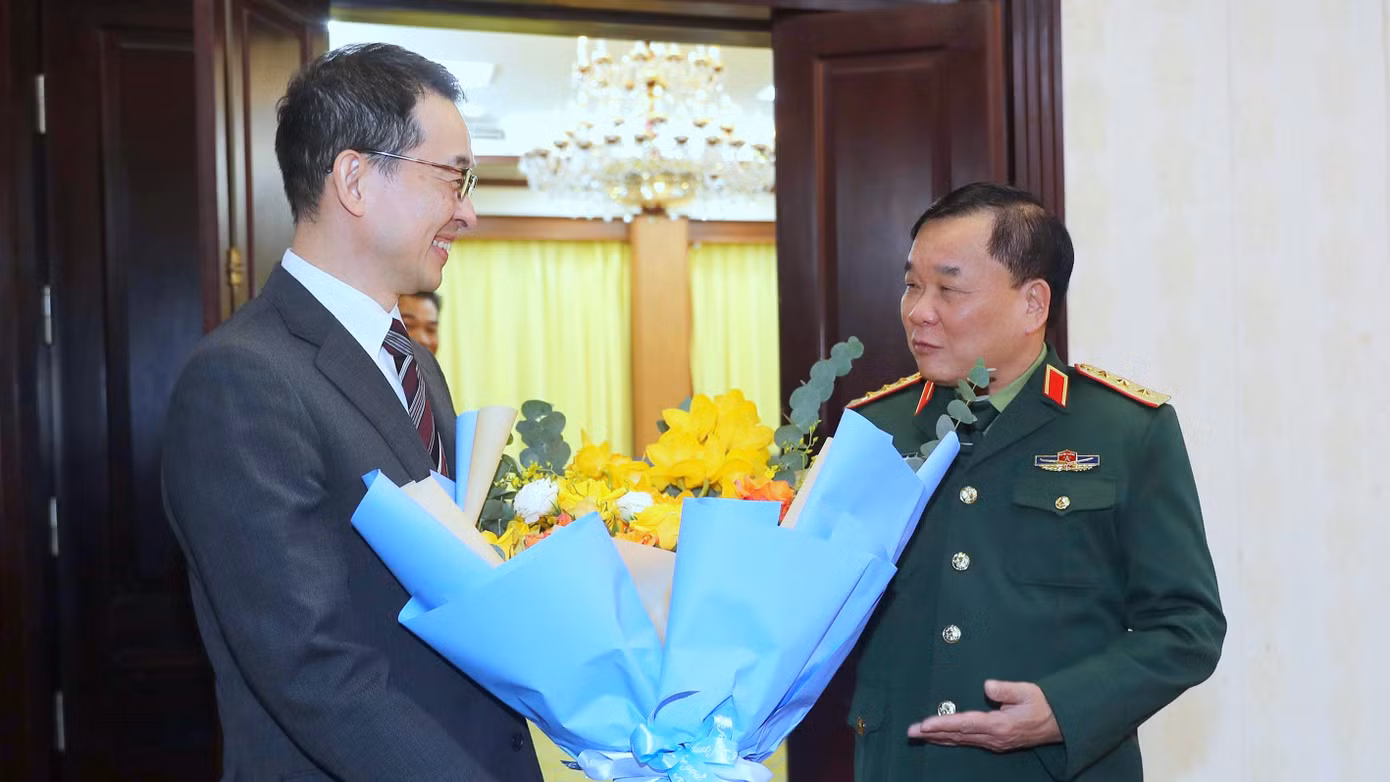 Thứ trưởng Quốc phòng Việt Nam Hoàng Xuân Chiến đón người đồng cấp Serizawa Kiyoshi bên phía Nhật Bản tới dự cuộc đối thoại lần thứ 10.