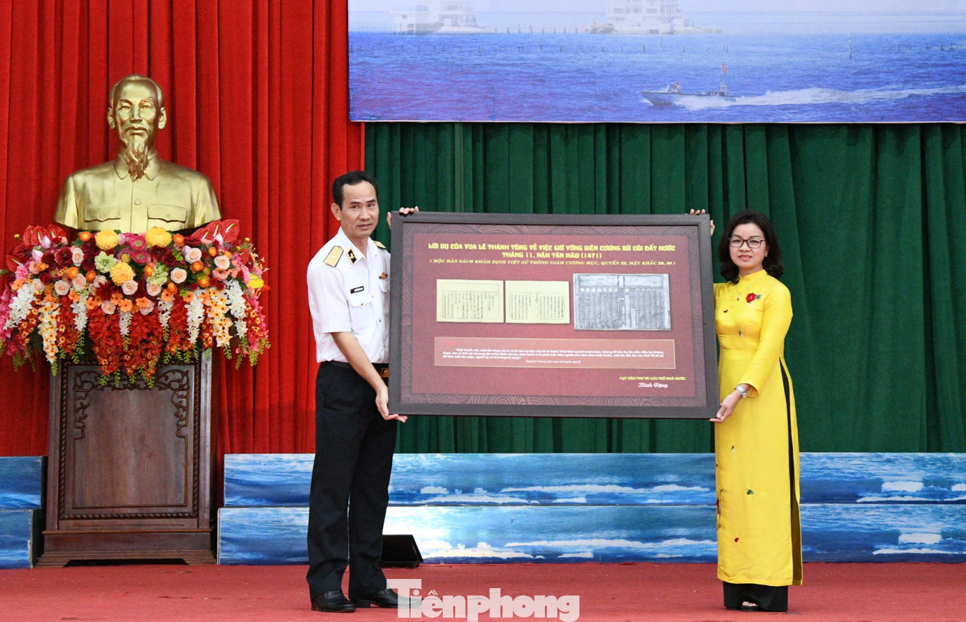 Cục Văn thư và Lưu trữ Nhà nước trao tặng Bộ Tư lệnh Vùng 5 Hải quân bản in lời dụ của vua Lê Thánh Tông về việc giữ vững biên cương bờ cõi đất nước (từ Mộc bản triều Nguyễn). Cục Văn thư và Lưu trữ Nhà nước trao tặng Bộ Tư lệnh Vùng 5 Hải quân bản in lời dụ của vua Lê Thánh Tông về việc giữ vững biên cương bờ cõi đất nước (từ Mộc bản triều Nguyễn).