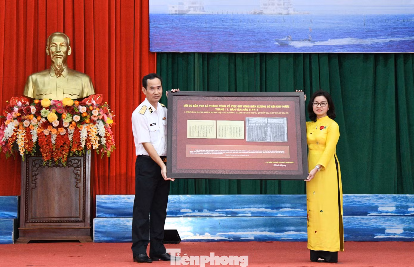 Cục Văn thư và Lưu trữ Nhà nước trao tặng Bộ Tư lệnh Vùng 5 Hải quân bản in lời dụ của vua Lê Thánh Tông về việc giữ vững biên cương bờ cõi đất nước (từ Mộc bản triều Nguyễn). Cục Văn thư và Lưu trữ Nhà nước trao tặng Bộ Tư lệnh Vùng 5 Hải quân bản in lời dụ của vua Lê Thánh Tông về việc giữ vững biên cương bờ cõi đất nước (từ Mộc bản triều Nguyễn).