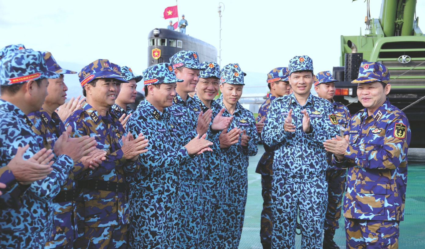Trung tướng Nguyễn Văn Bổng - Chính ủy Hải quân (ngoài cùng bên phải), động viên cán bộ, thủy thủ tàu ngầm Lữ đoàn 189 trước khi thực hiện nhiệm vụ.