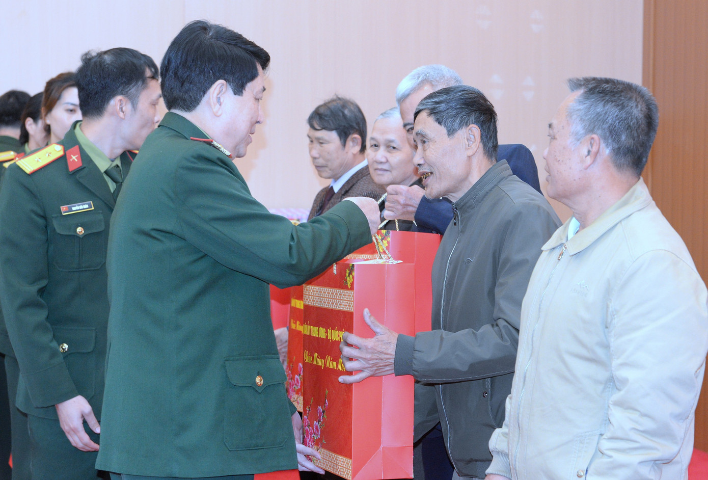 Đại tướng Lương Cường trao quà của Quân ủy Trung ương, Bộ Quốc phòng tặng gia đình chính sách, người có công tiêu biểu tỉnh Phú Thọ.