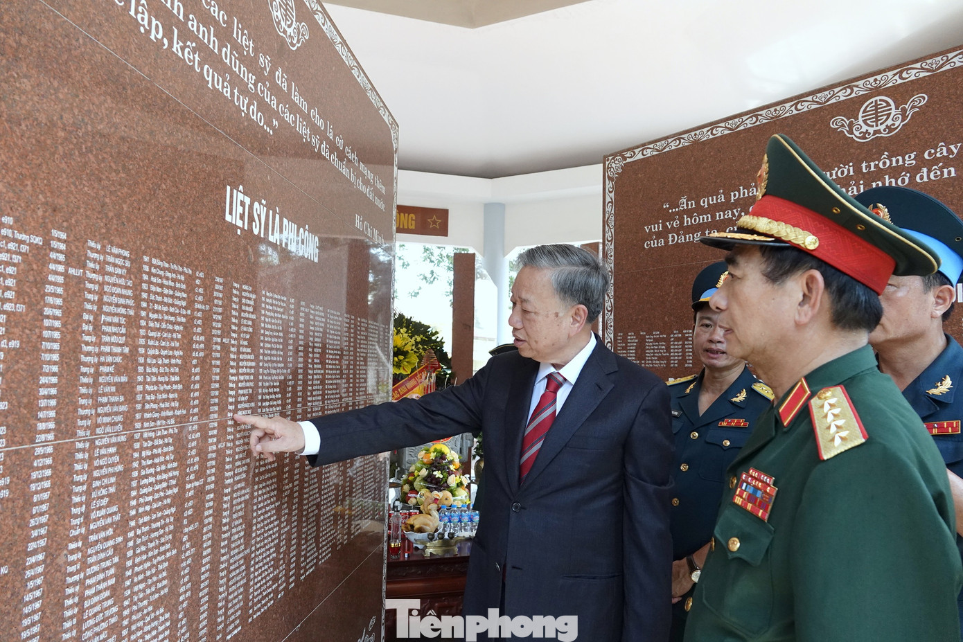 Chủ tịch nước cùng các đại biểu ôn lại truyền thống hào hùng tại Nhà tưởng niệm Liệt sĩ Phòng không - Không quân, trong khuôn viên Bộ Tư lệnh Quân chủng.