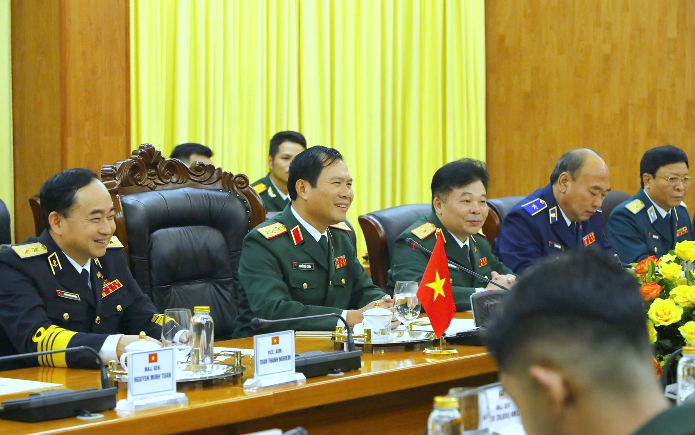 Quang cảnh hội đàm giữa đoàn đại biểu quân sự cấp cao hai nước.