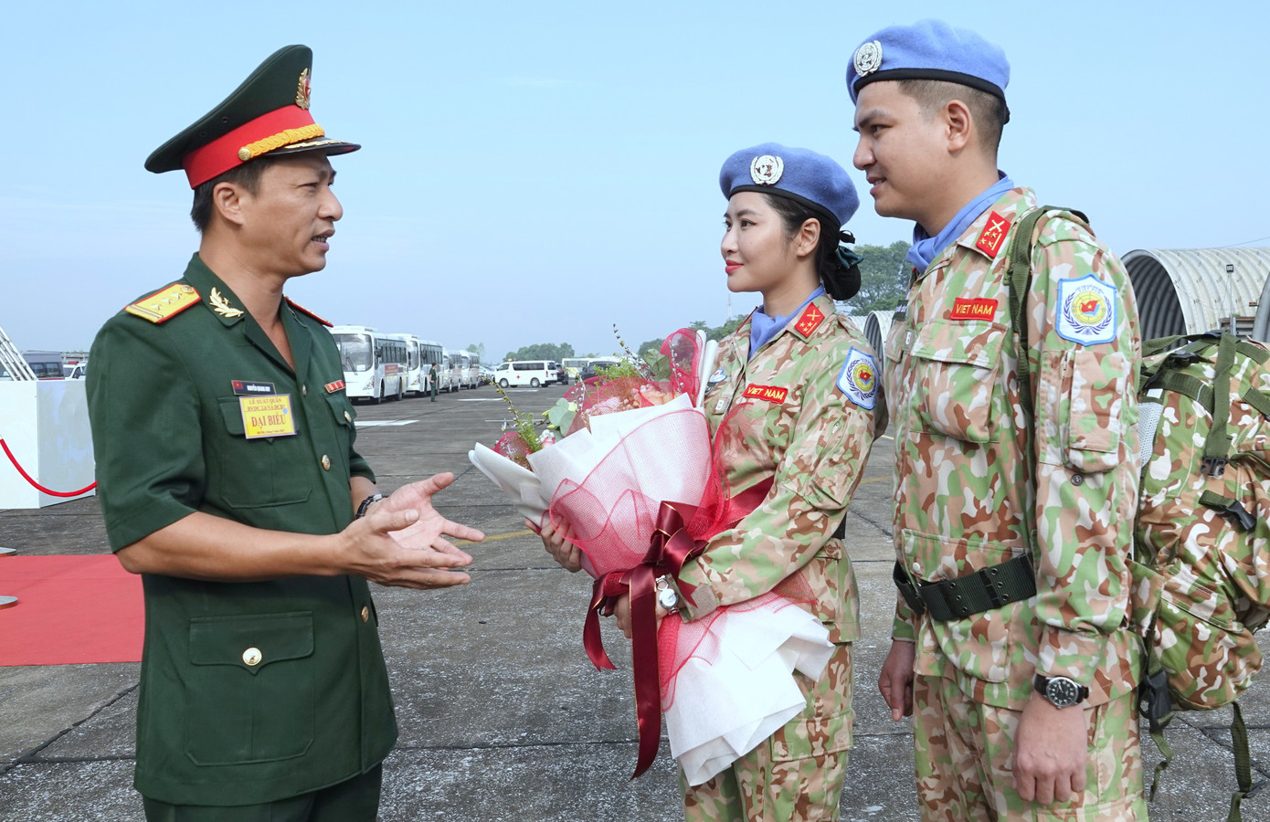Thượng tá Nguyễn Quang Huy - Phó trưởng Ban Thanh niên Quân đội (bên trái), trò chuyện, động viên Đại úy Hoàng Hữu Công Thành và Thượng úy quân nhân chuyên nghiệp Nguyễn Thị Nguyệt Hà trước giờ lên đường tới Abyei thực hiện nhiệm vụ. Thượng tá Nguyễn Quang Huy - Phó trưởng Ban Thanh niên Quân đội (bên trái), trò chuyện, động viên Đại úy Hoàng Hữu Công Thành và Thượng úy quân nhân chuyên nghiệp Nguyễn Thị Nguyệt Hà trước giờ lên đường tới Abyei thực hiện nhiệm vụ.