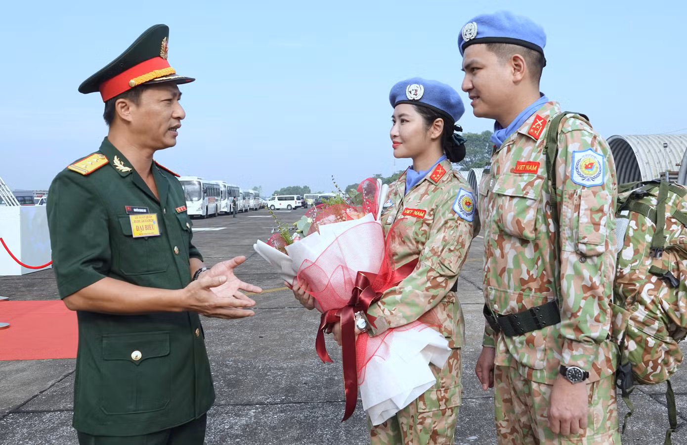 Thượng tá Nguyễn Quang Huy - Phó trưởng Ban Thanh niên Quân đội (bên trái), trò chuyện, động viên Đại úy Hoàng Hữu Công Thành và Thượng úy quân nhân chuyên nghiệp Nguyễn Thị Nguyệt Hà trước giờ lên đường tới Abyei thực hiện nhiệm vụ. Thượng tá Nguyễn Quang Huy - Phó trưởng Ban Thanh niên Quân đội (bên trái), trò chuyện, động viên Đại úy Hoàng Hữu Công Thành và Thượng úy quân nhân chuyên nghiệp Nguyễn Thị Nguyệt Hà trước giờ lên đường tới Abyei thực hiện nhiệm vụ.