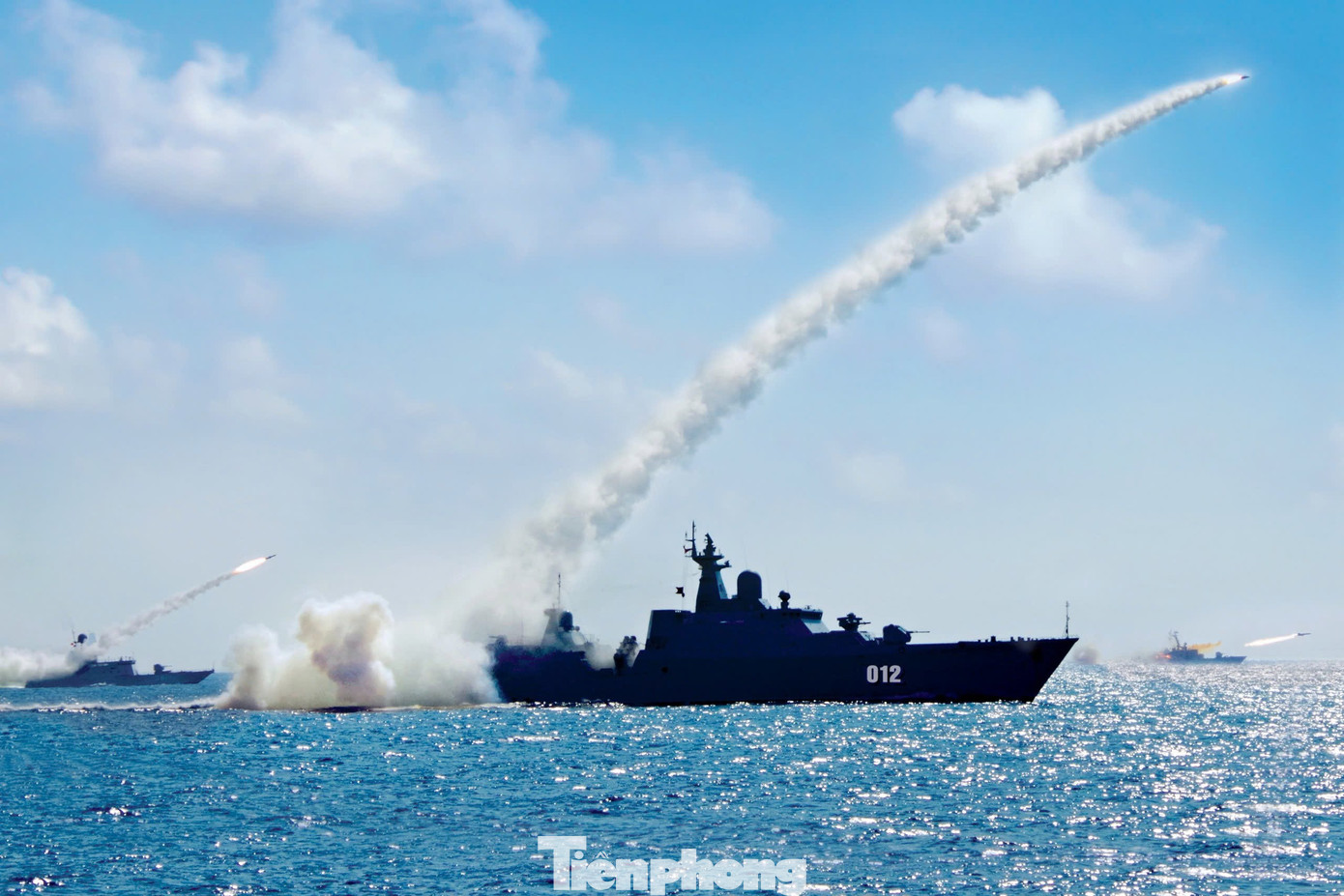 Biên đội tàu chiến đấu của Vùng 4 Hải quân diễn tập bắn đạn thật trên biển. Biên đội tàu chiến đấu của Vùng 4 Hải quân diễn tập bắn đạn thật trên biển.