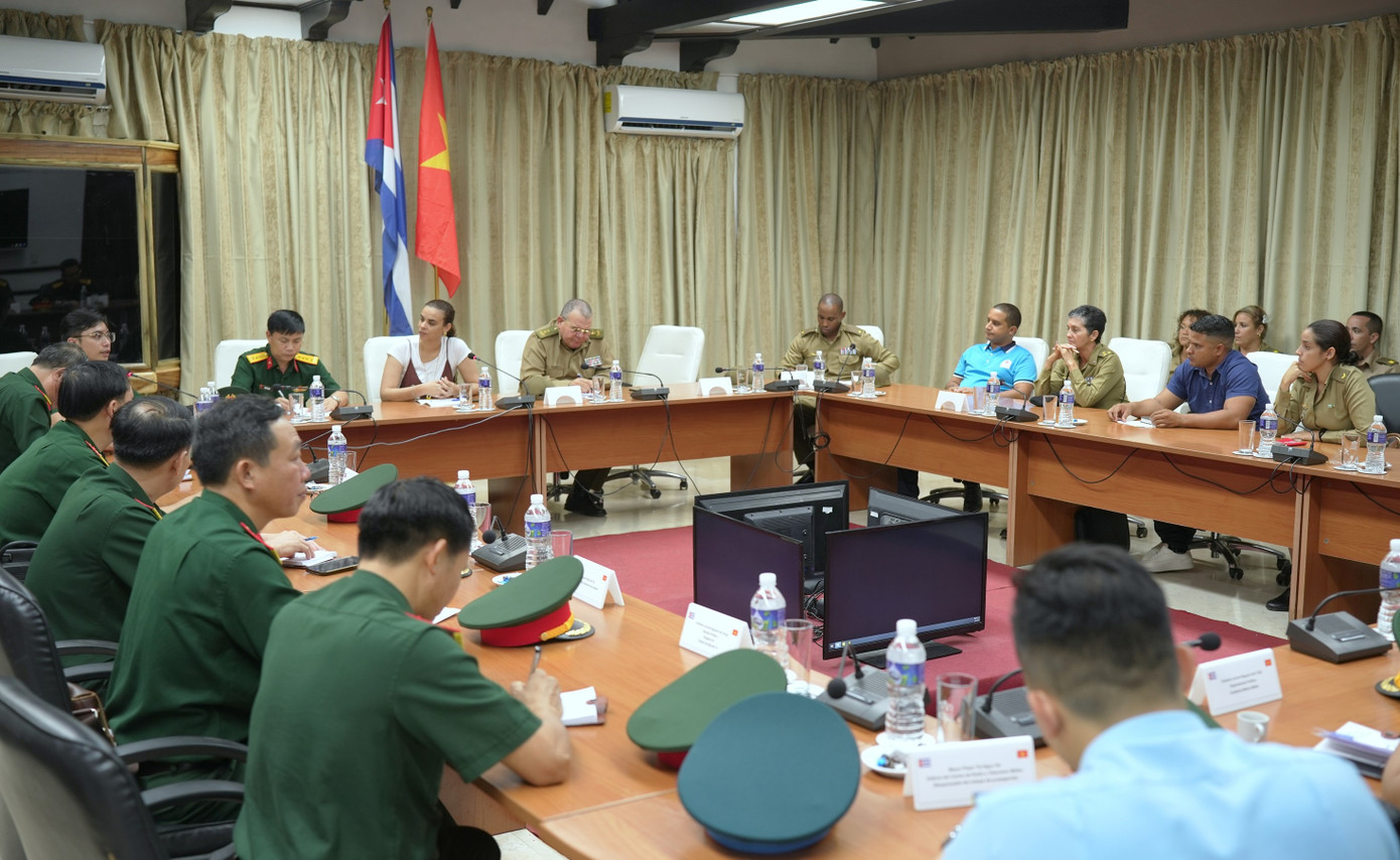 Quang cảnh tọa đàm giữa đoàn sĩ quan trẻ hai nước. Quang cảnh tọa đàm giữa đoàn sĩ quan trẻ hai nước.