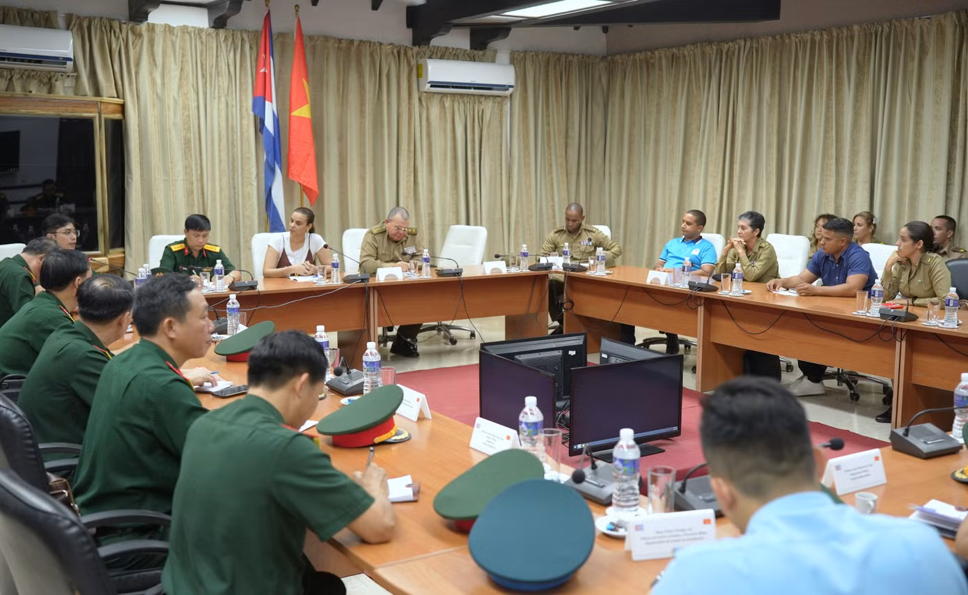 Quang cảnh tọa đàm giữa đoàn sĩ quan trẻ hai nước. Quang cảnh tọa đàm giữa đoàn sĩ quan trẻ hai nước.