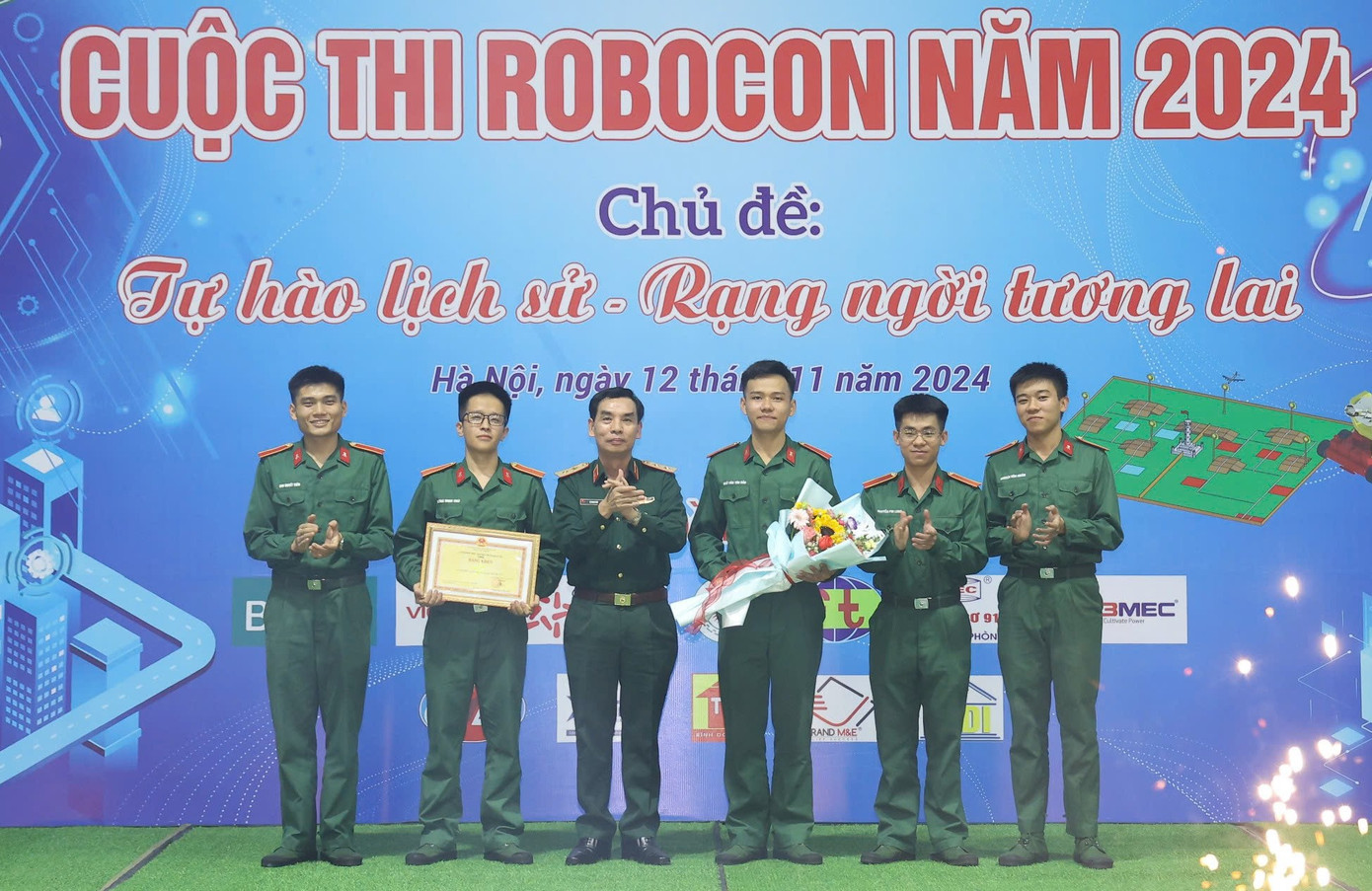 Trung tướng Lê Minh Thái - Giám đốc Học viện Kỹ thuật Quân sự trao giải Nhất tặng đội thi IVEE-D4-01. Trung tướng Lê Minh Thái - Giám đốc Học viện Kỹ thuật Quân sự trao giải Nhất tặng đội thi IVEE-D4-01.