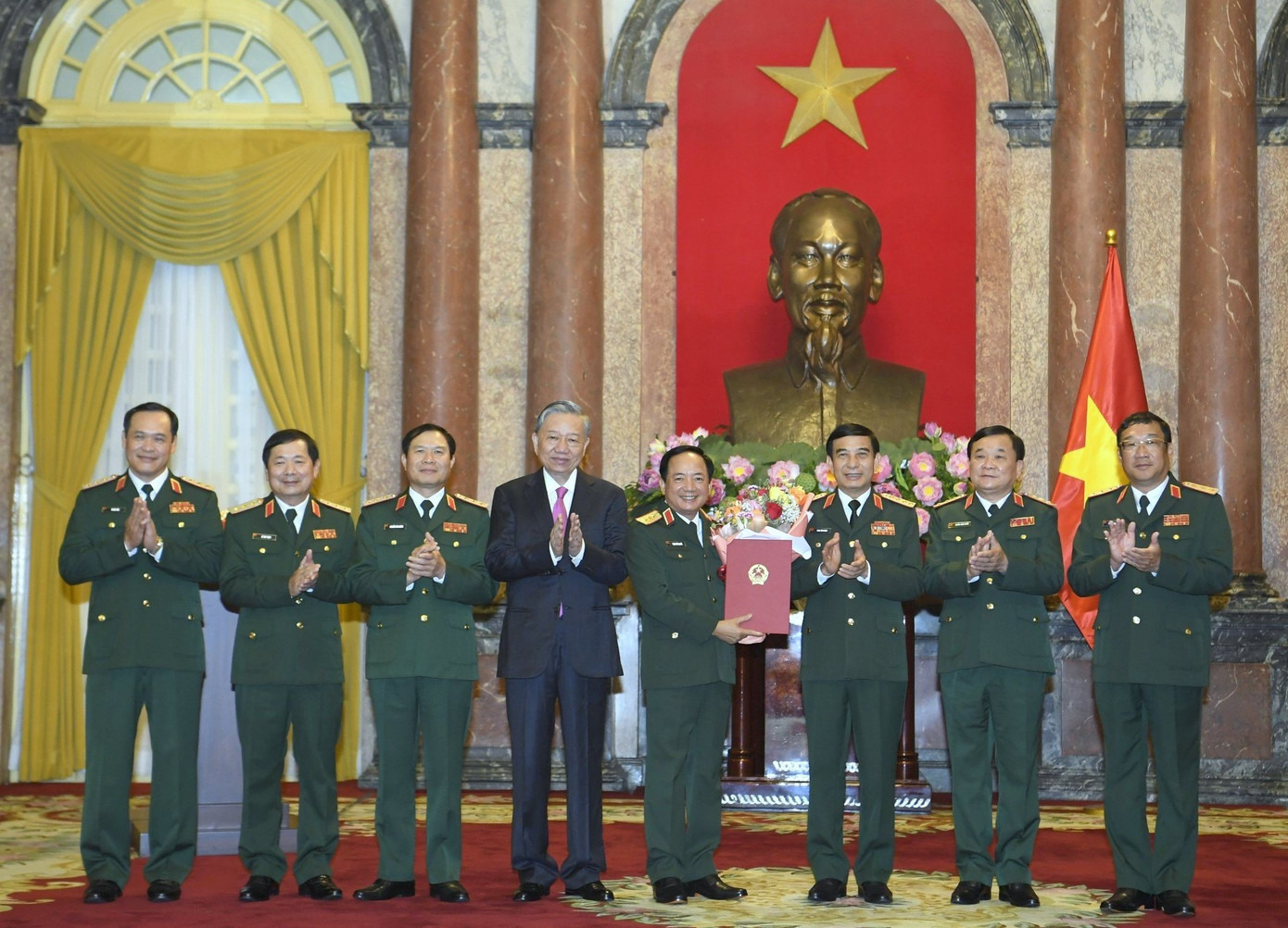 Chủ tịch nước Tô Lâm cùng lãnh đạo Quân ủy Trung ương, Bộ Quốc phòng chúc mừng Thượng tướng Trịnh Văn Quyết. Chủ tịch nước Tô Lâm cùng lãnh đạo Quân ủy Trung ương, Bộ Quốc phòng chúc mừng Thượng tướng Trịnh Văn Quyết.