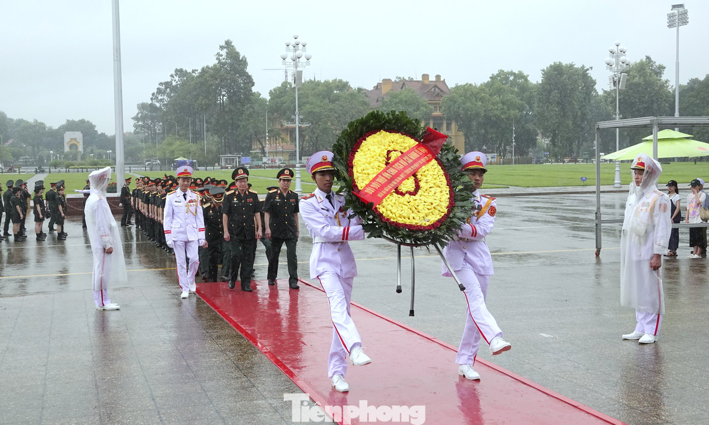 Đoàn đại biểu Học viện Quân y vào Lăng viếng Bác.