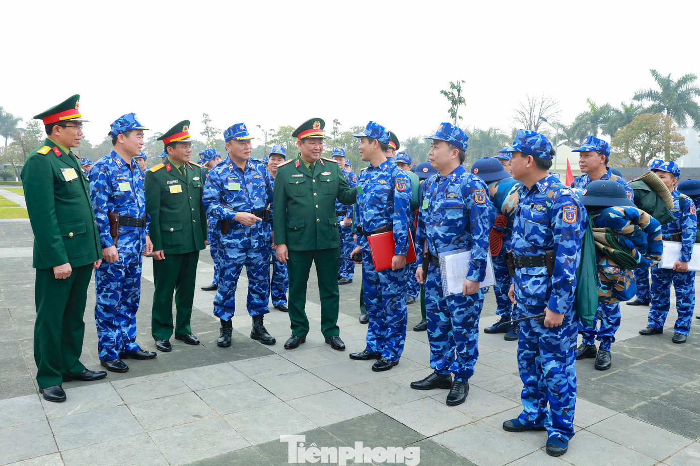 Thượng tướng Huỳnh Chiến Thắng và đoàn công tác Bộ Tổng tham mưu kiểm tra công tác luyện tập chuyển trạng thái sẵn sàng chiến đấu tại Bộ Tư lệnh Cảnh sát biển, ngày 5/3.