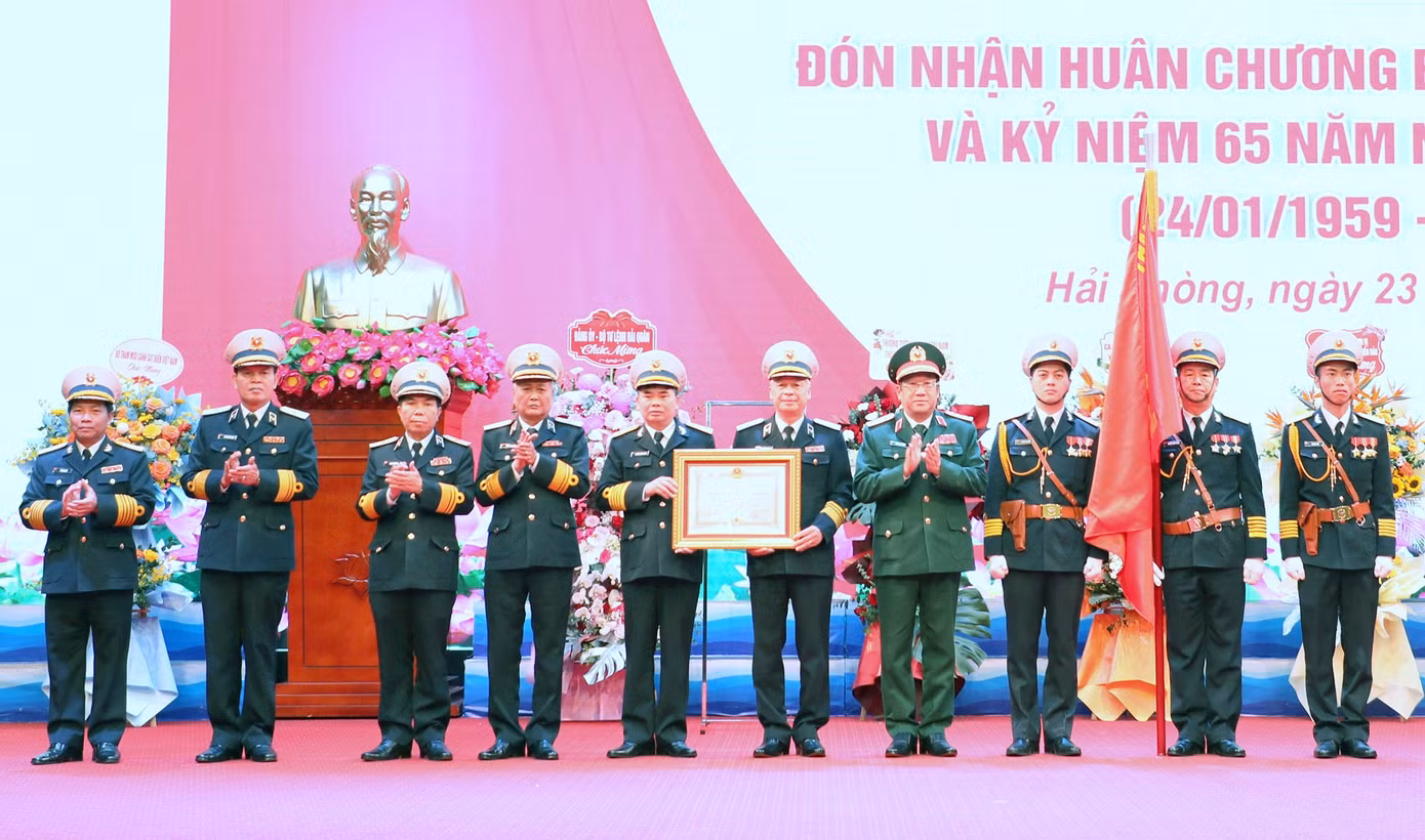 Thừa uỷ quyền của Chủ tịch nước, Thượng tướng Phạm Hoài Nam - Thứ trưởng Bộ Quốc phòng, trao Huân chương Bảo vệ Tổ quốc hạng Nhì tặng Bộ Tham mưu Hải quân, sáng 23/1.