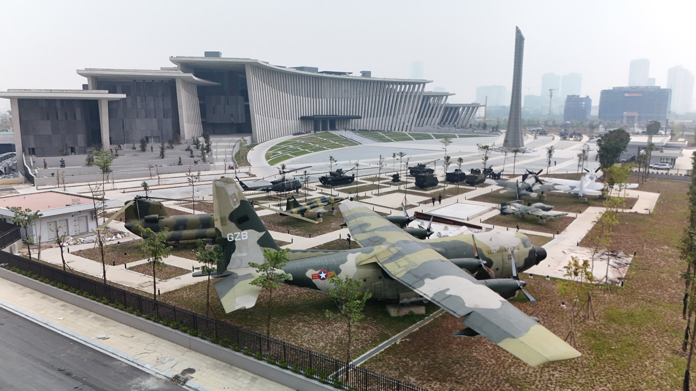 Khu trưng bày những loại vũ khí, trang bị của quân đội Pháp và Mỹ sử dụng trong chiến tranh xâm lược Việt Nam ở ngoài trời. Khu trưng bày những loại vũ khí, trang bị của quân đội Pháp và Mỹ sử dụng trong chiến tranh xâm lược Việt Nam ở ngoài trời.