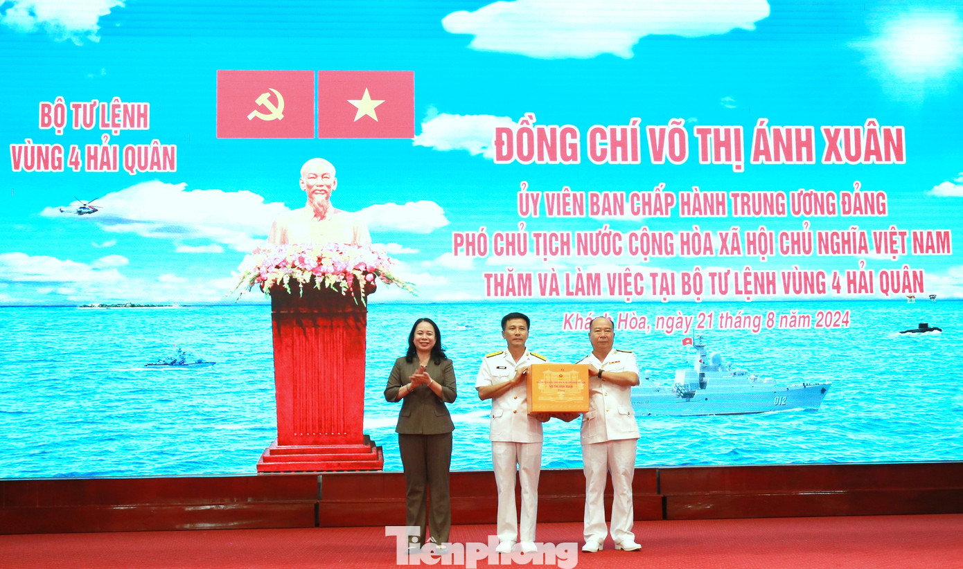 Phó Chủ tịch nước trao quà tặng quân dân huyện đảo Trường Sa. Phó Chủ tịch nước trao quà tặng quân dân huyện đảo Trường Sa.