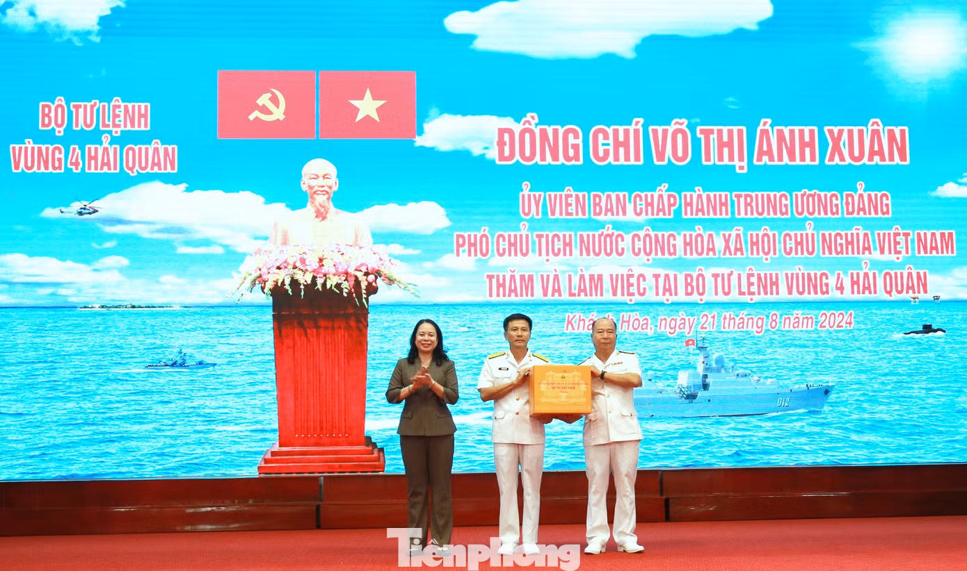 Phó Chủ tịch nước trao quà tặng quân dân huyện đảo Trường Sa.