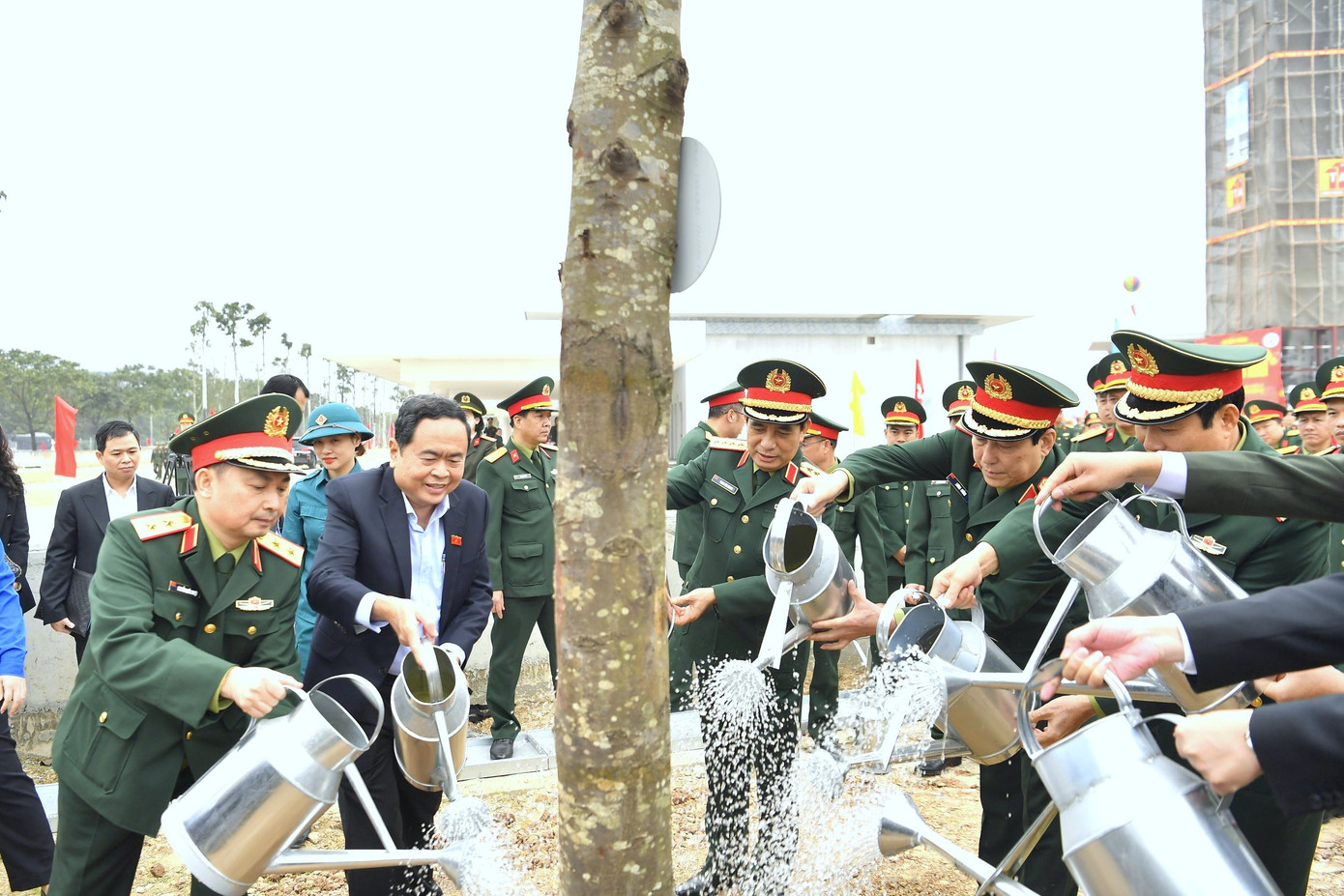 Ngay sau Lễ phát động, các đại biểu tham gia trồng cây trong khuôn viên công trình Bảo tàng Lịch sử quân sự Việt Nam. Ngay sau Lễ phát động, các đại biểu tham gia trồng cây trong khuôn viên công trình Bảo tàng Lịch sử quân sự Việt Nam.