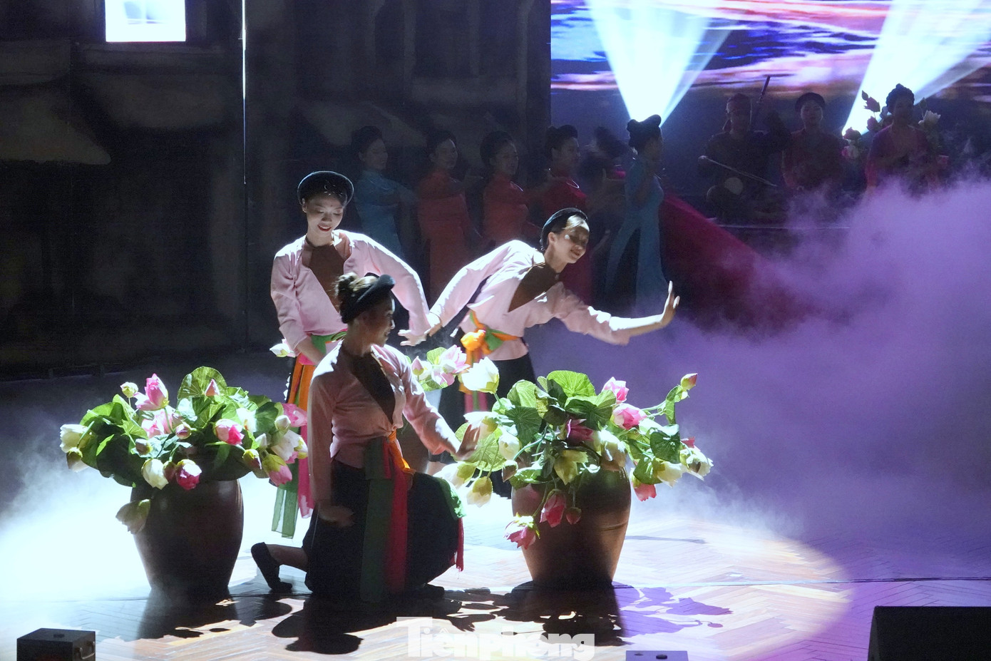 Liên hoan tại Khu vực 3 có sự tham gia của 34 đoàn nghệ thuật quần chúng đến từ các cơ quan, đơn vị trong và ngoài Quân đội.