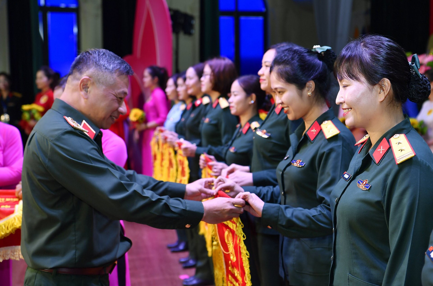 Trung tướng Lê Quang Minh - Phó Chủ nhiệm Tổng cục Chính trị, trao cờ lưu niệm cho đại diện các đơn vị có thí sinh tham gia hội thi.