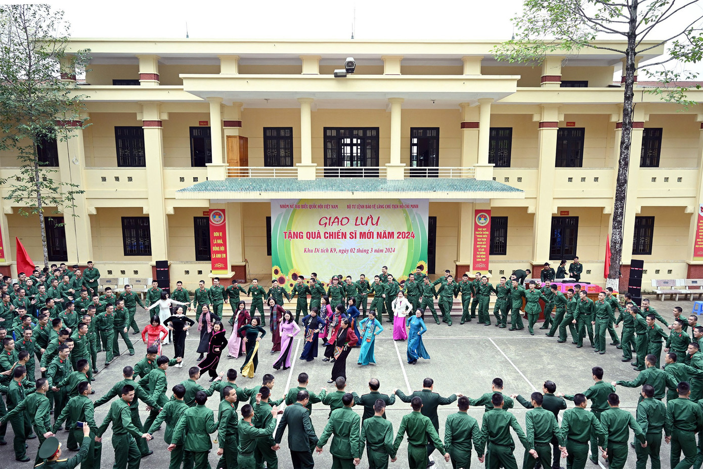 Sôi nổi chương trình giao lưu giữa các đại biểu và chiến sĩ mới nhập ngũ năm 2024. Sôi nổi chương trình giao lưu giữa các đại biểu và chiến sĩ mới nhập ngũ năm 2024.