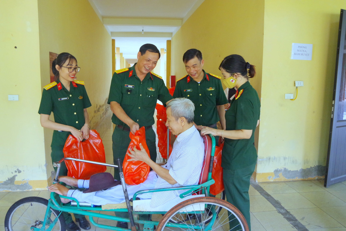 Lãnh đạo Cục Hậu cần Quân khu 4 trao quà tặng thương binh ở Trung tâm Điều dưỡng thương binh tỉnh Nghệ An. Lãnh đạo Cục Hậu cần Quân khu 4 trao quà tặng thương binh ở Trung tâm Điều dưỡng thương binh tỉnh Nghệ An.