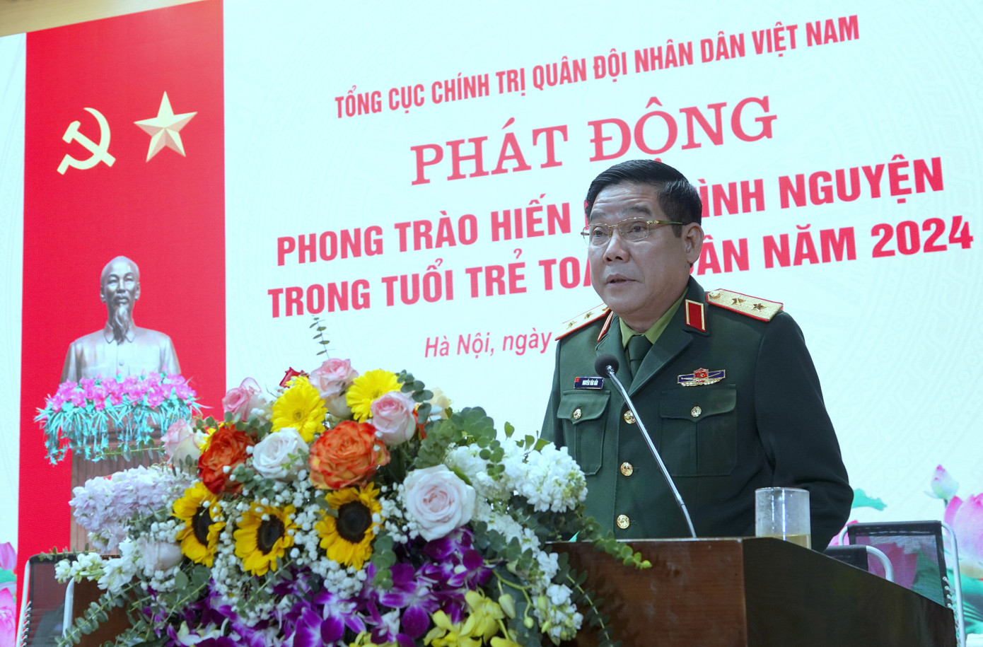 Trung tướng Nguyễn Văn Gấu phát biểu phát động phong trào hiến máu tình nguyện trong tuổi trẻ Quân đội, sáng 2/3. Trung tướng Nguyễn Văn Gấu phát biểu phát động phong trào hiến máu tình nguyện trong tuổi trẻ Quân đội, sáng 2/3.