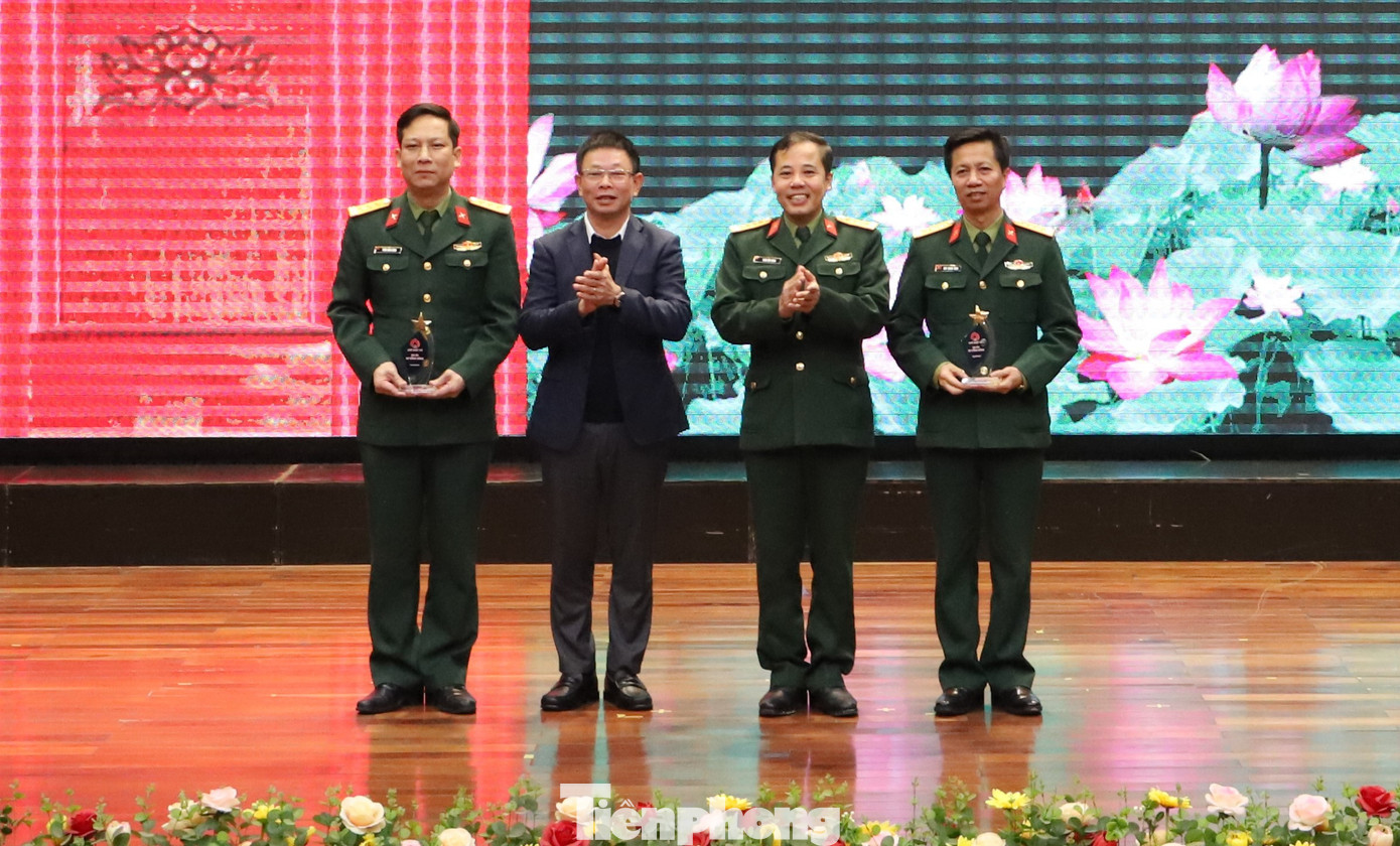 Lãnh đạo Báo Tiền Phong và Ban Thanh niên Quân đội trao biểu trưng Chủ Nhật Đỏ tặng Trường Sĩ quan Chính trị và Bệnh viện Trung ương Quân đội 108. Lãnh đạo Báo Tiền Phong và Ban Thanh niên Quân đội trao biểu trưng Chủ Nhật Đỏ tặng Trường Sĩ quan Chính trị và Bệnh viện Trung ương Quân đội 108.