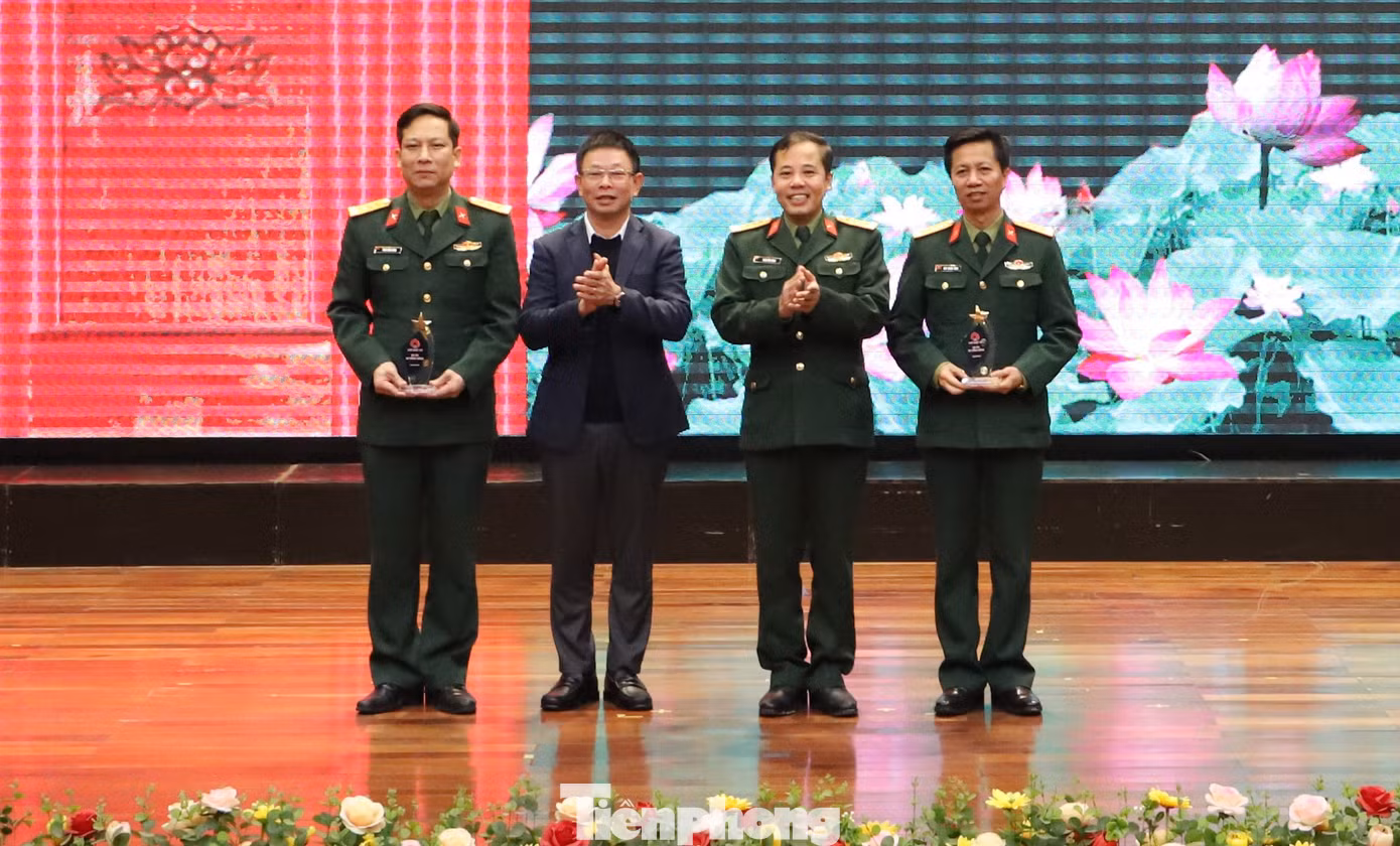 Lãnh đạo Báo Tiền Phong và Ban Thanh niên Quân đội trao biểu trưng Chủ Nhật Đỏ tặng Trường Sĩ quan Chính trị và Bệnh viện Trung ương Quân đội 108.