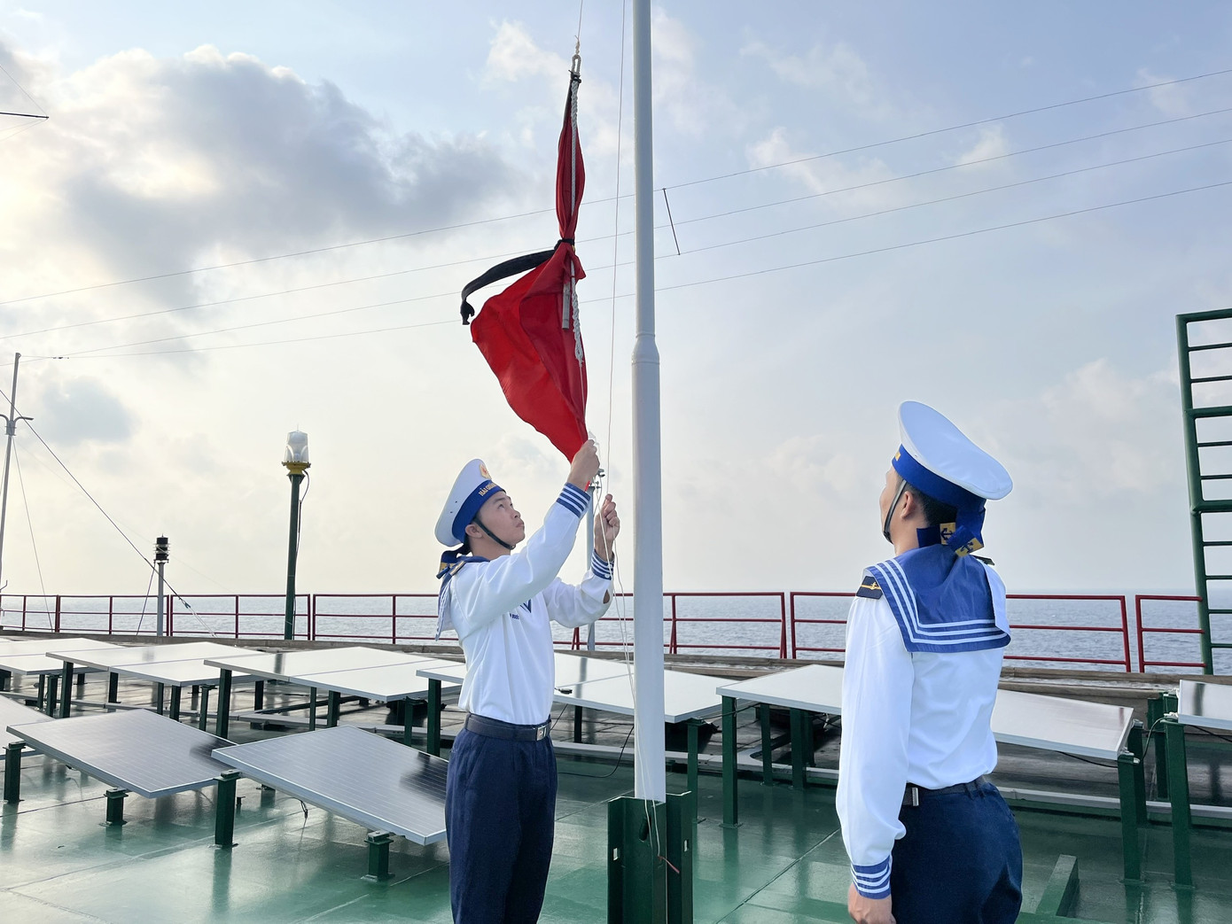 Chiến sĩ Nhà giàn DK1 treo cờ rủ tưởng nhớ Tổng Bí thư Nguyễn Phú Trọng.