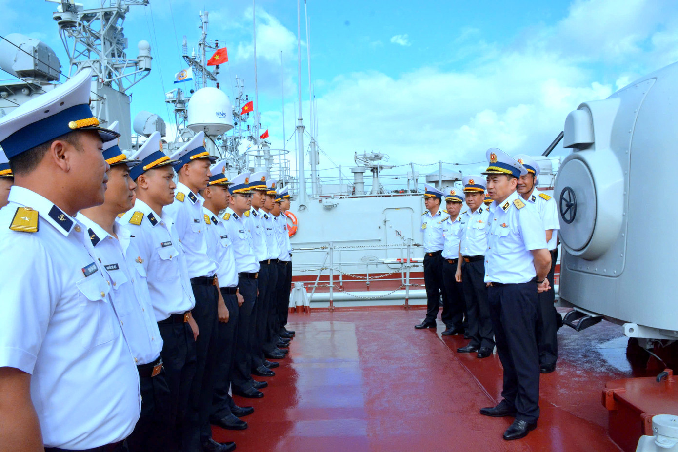 Phó Đô đốc Trần Thanh Nghiêm kiểm tra các tàu tại các đơn vị thuộc Vùng 3 Hải quân. Phó Đô đốc Trần Thanh Nghiêm kiểm tra các tàu tại các đơn vị thuộc Vùng 3 Hải quân.