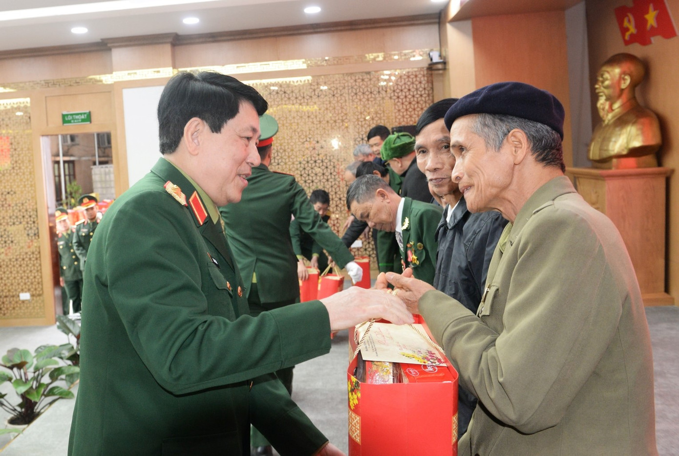 Đại tướng Lương Cường trao quà Tết tặng đồng bào và cán bộ, chiến sĩ lực lượng vũ trang tại Hà Giang, chiều 22/1.