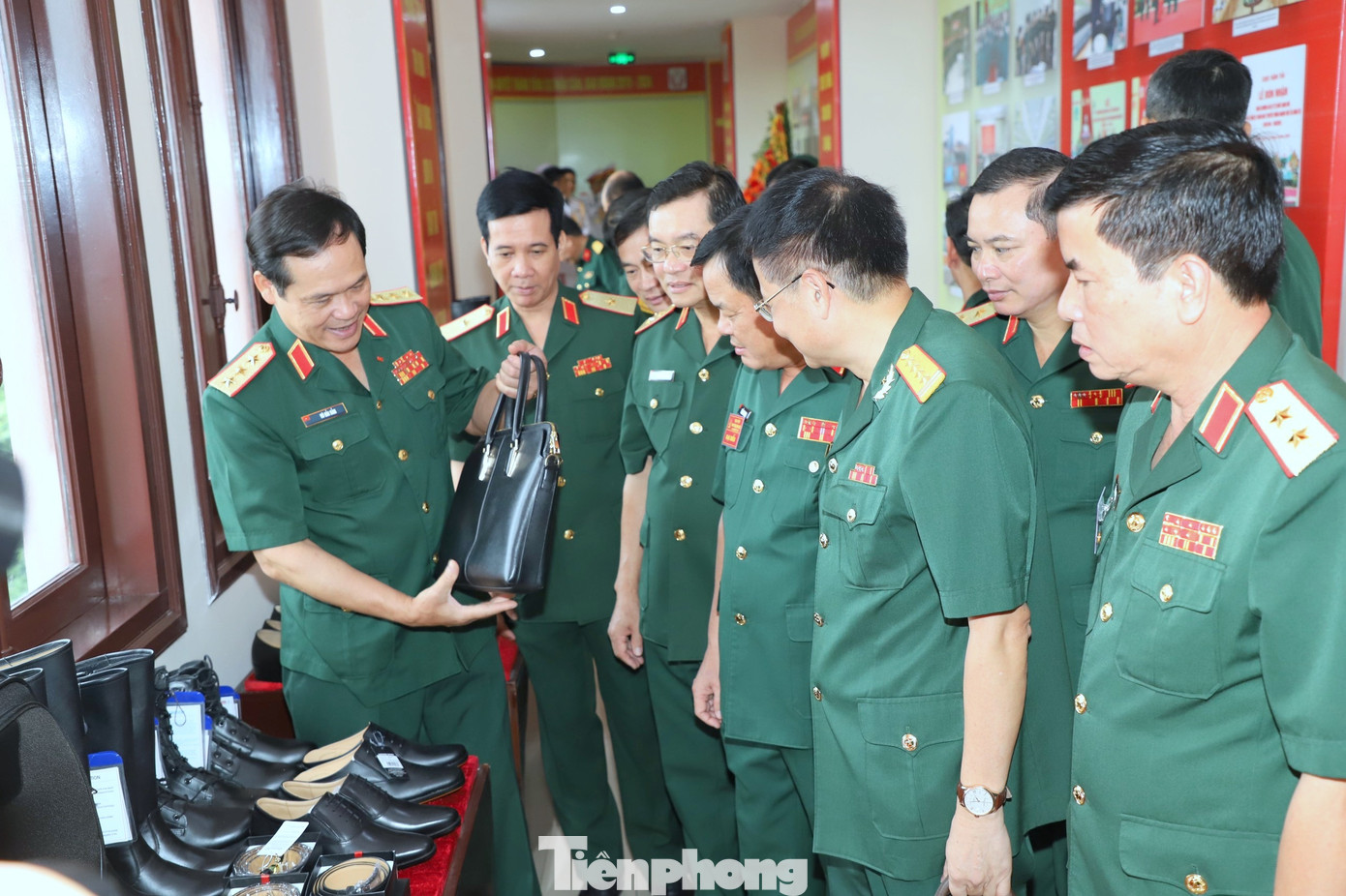 Lãnh đạo Bộ Quốc phòng cùng các đại biểu tham quan các sản phẩm đặc trưng của ngành Hậu cần Quân đội được trưng bày tại đại hội. Lãnh đạo Bộ Quốc phòng cùng các đại biểu tham quan các sản phẩm đặc trưng của ngành Hậu cần Quân đội được trưng bày tại đại hội.