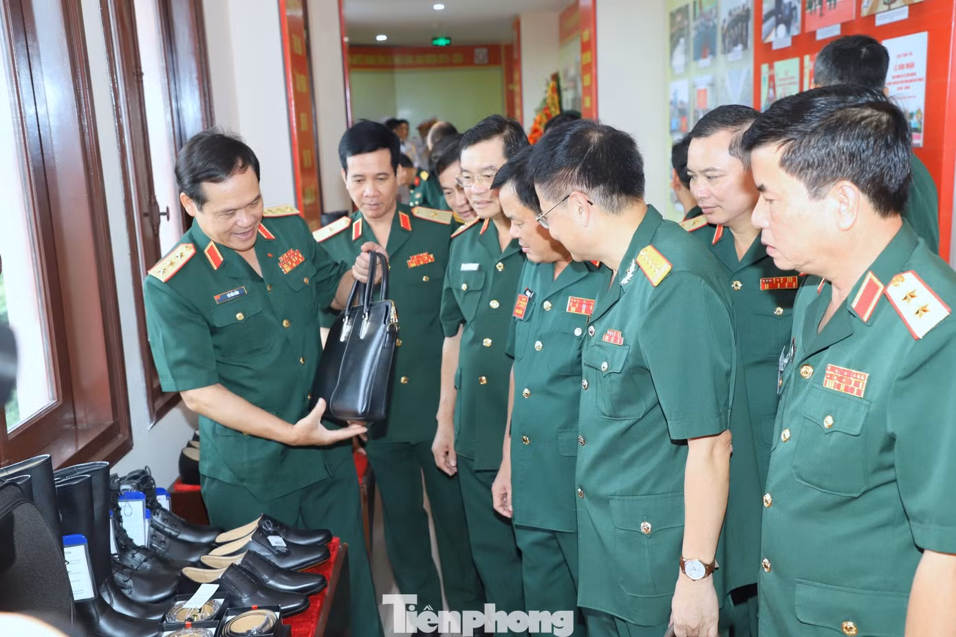 Lãnh đạo Bộ Quốc phòng cùng các đại biểu tham quan các sản phẩm đặc trưng của ngành Hậu cần Quân đội được trưng bày tại đại hội.