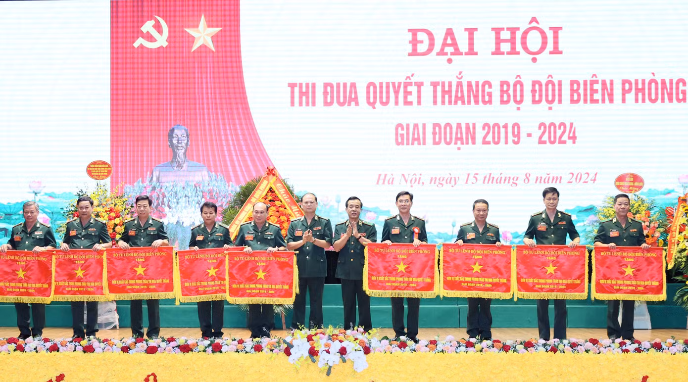 Lãnh đạo Bộ Tư lệnh BĐBP trao thưởng các tập thể, cá nhân xuất sắc trong phong trào TĐQT giai đoạn 2019-2024. Lãnh đạo Bộ Tư lệnh BĐBP trao thưởng các tập thể, cá nhân xuất sắc trong phong trào TĐQT giai đoạn 2019-2024.