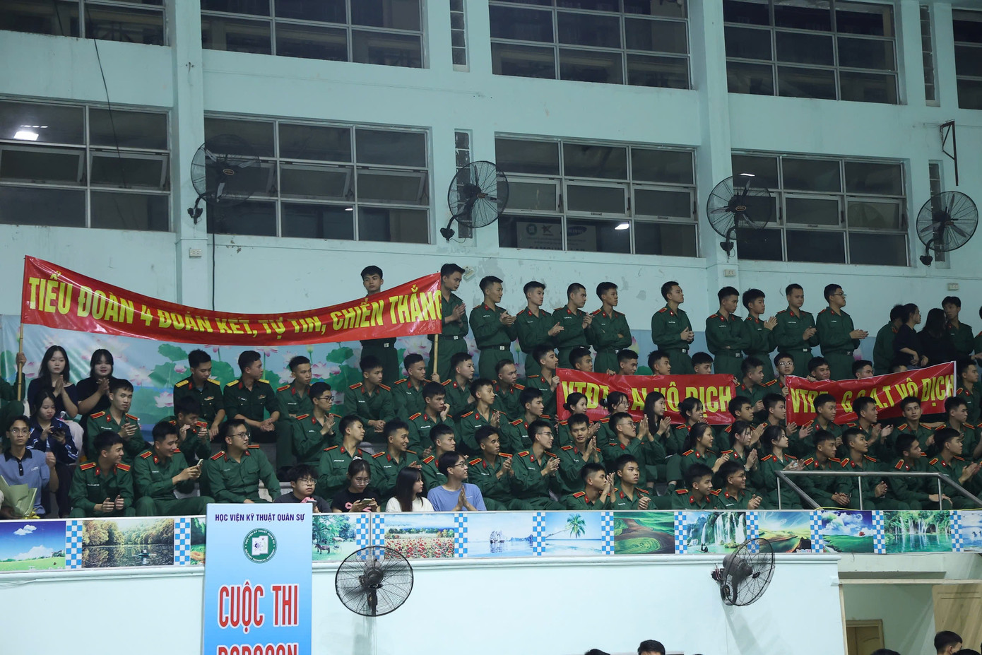 Đông đảo cán bộ, giáo viên, học viên Học viện Kỹ thuật Quân sự đã tới cổ vũ cho các đội thi. Đông đảo cán bộ, giáo viên, học viên Học viện Kỹ thuật Quân sự đã tới cổ vũ cho các đội thi.