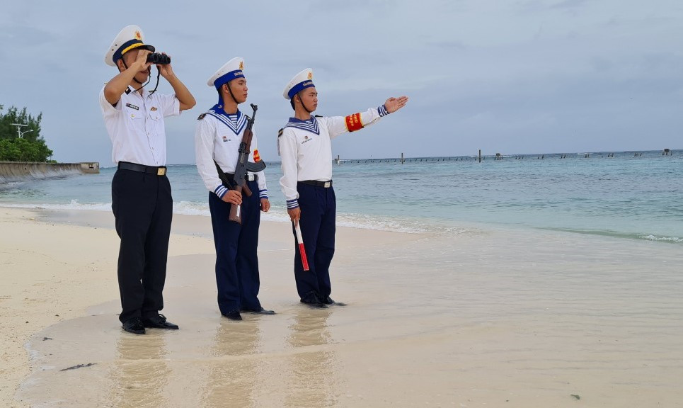 Cán bộ, chiến sĩ đảo Sinh Tồn tuần tra tại một khu vực trên đảo. Cán bộ, chiến sĩ đảo Sinh Tồn tuần tra tại một khu vực trên đảo.