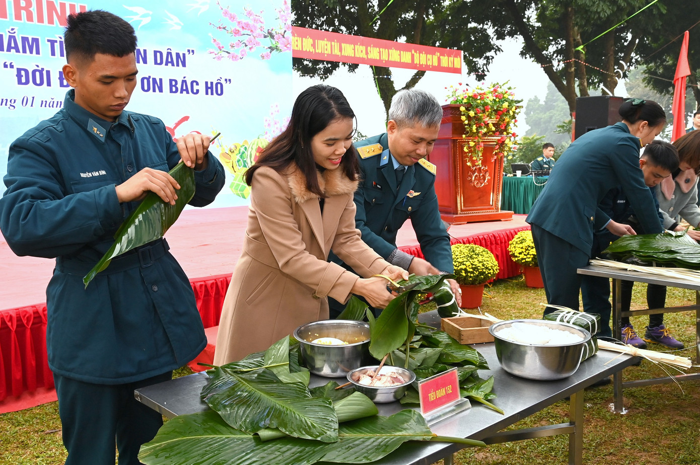Thi gói bánh chưng Tết.