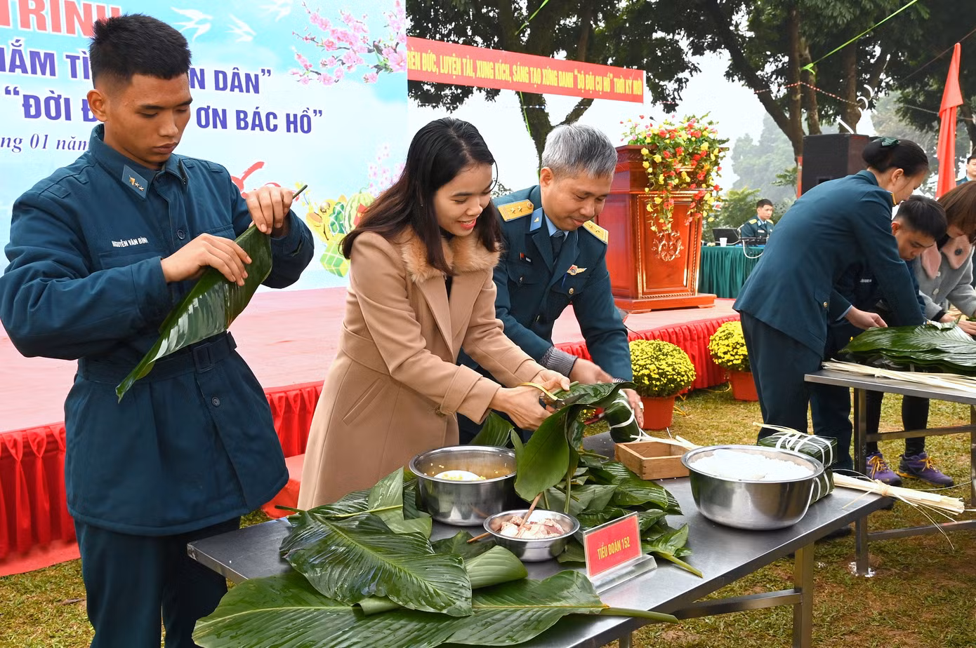 Thi gói bánh chưng Tết.