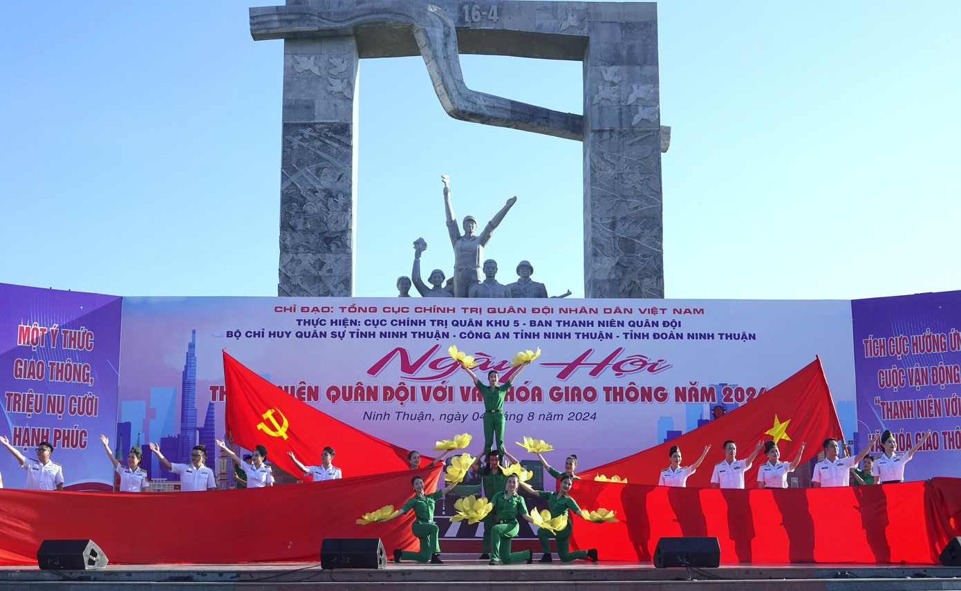 Chương trình nghệ thuật đặc sắc do Đoàn văn công Quân khu 5 trình diễn tại ngày hội. Chương trình nghệ thuật đặc sắc do Đoàn văn công Quân khu 5 trình diễn tại ngày hội.