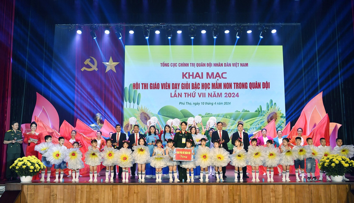 Theo kế hoạch, chiều 12/4, Ban tổ chức hội thi sẽ công bố kết quả, trao thưởng cho các tập thể, cá nhân có thành tích và công diễn một số tiết mục thi năng khiếu xuất sắc.