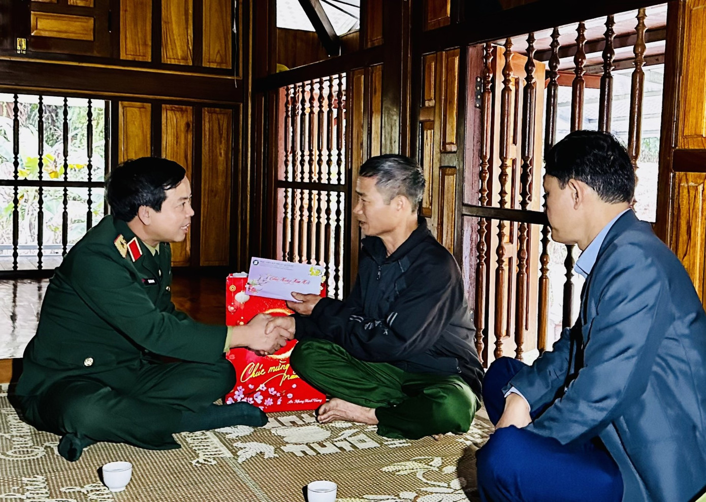 Thiếu tướng Trần Văn Duy - Phó Chính ủy Học viện Kỹ thuật Quân sự, trao quà Tết tặng gia đình chính sách tại huyện Vị Xuyên. Thiếu tướng Trần Văn Duy - Phó Chính ủy Học viện Kỹ thuật Quân sự, trao quà Tết tặng gia đình chính sách tại huyện Vị Xuyên.