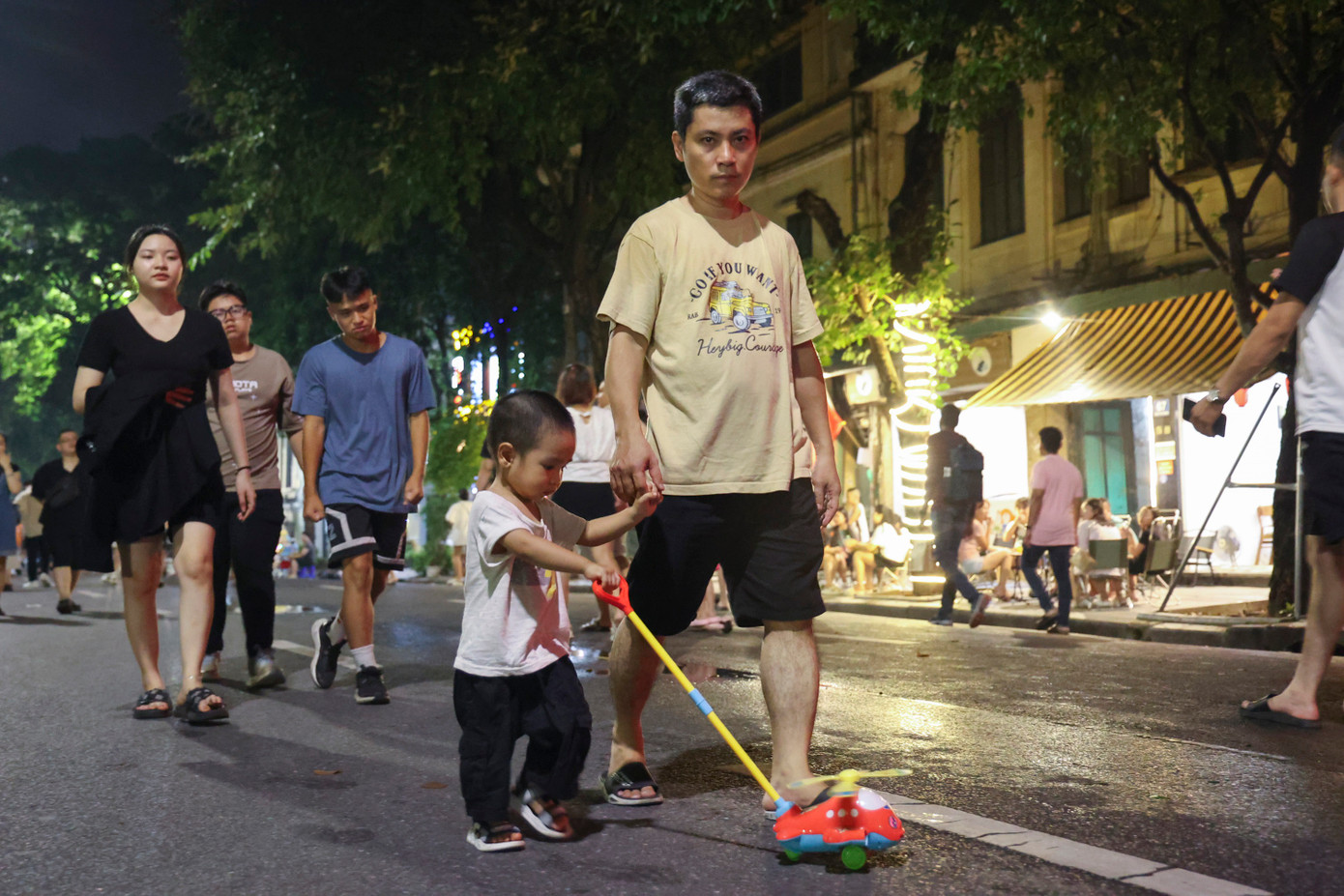 Rất nhiều em nhỏ được gia đình đưa đến phố đi bộ trong dịp Lễ Quốc khánh.